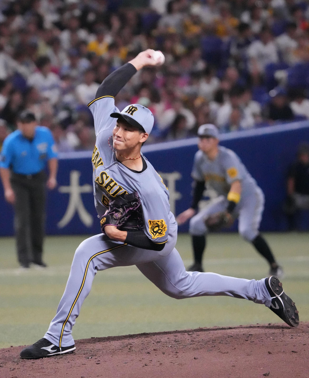 中日対阪神　4回裏、阪神2番手で登板する湯浅（撮影・森本幸一）