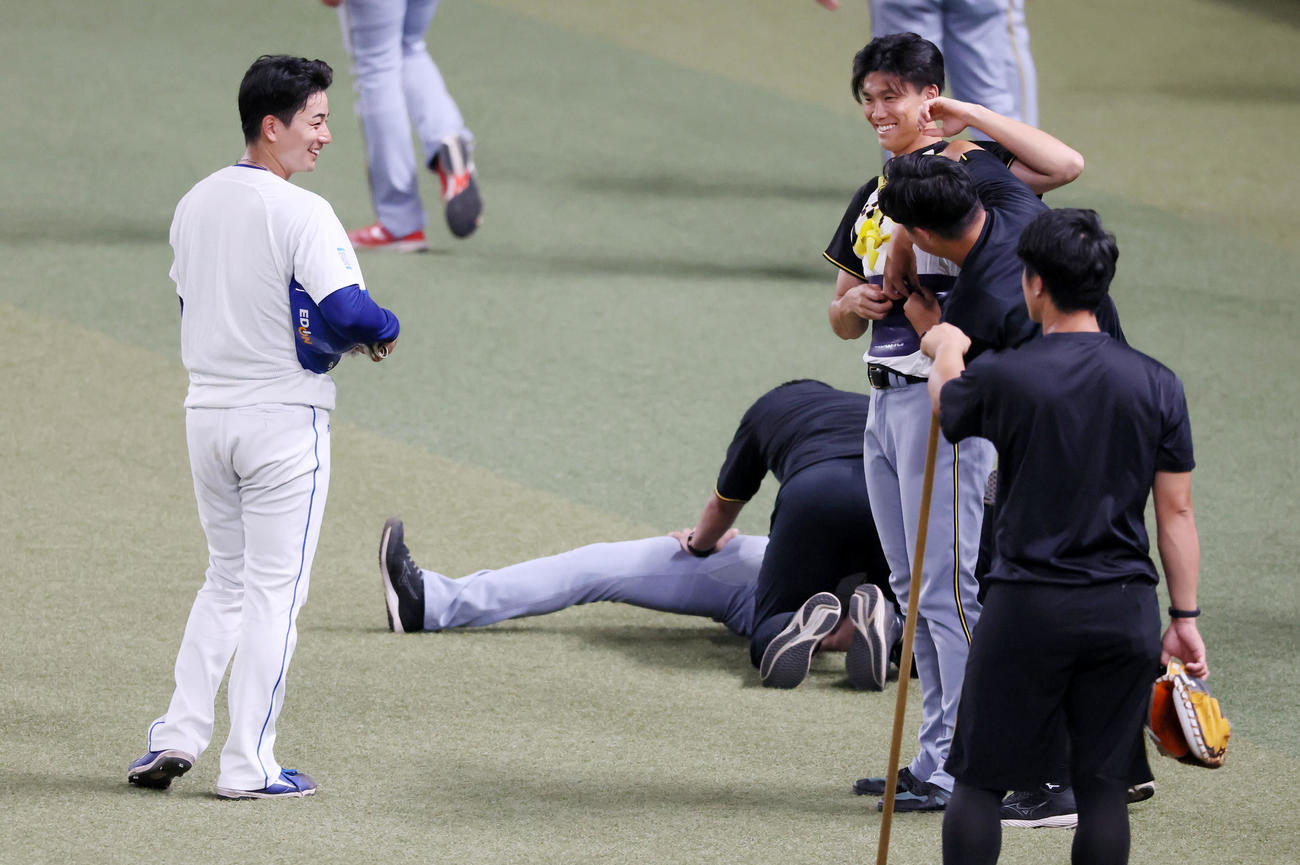 2日、阪神湯浅京己（右）とあいさつする中日石伊雄太