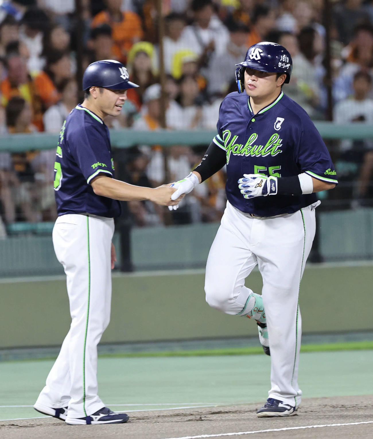 巨人対ヤクルト　1回表ヤクルト2死二塁、村上は左中間に本塁打を放ち、寺内コーチとタッチして本塁へ向かう（撮影・西尾就之）