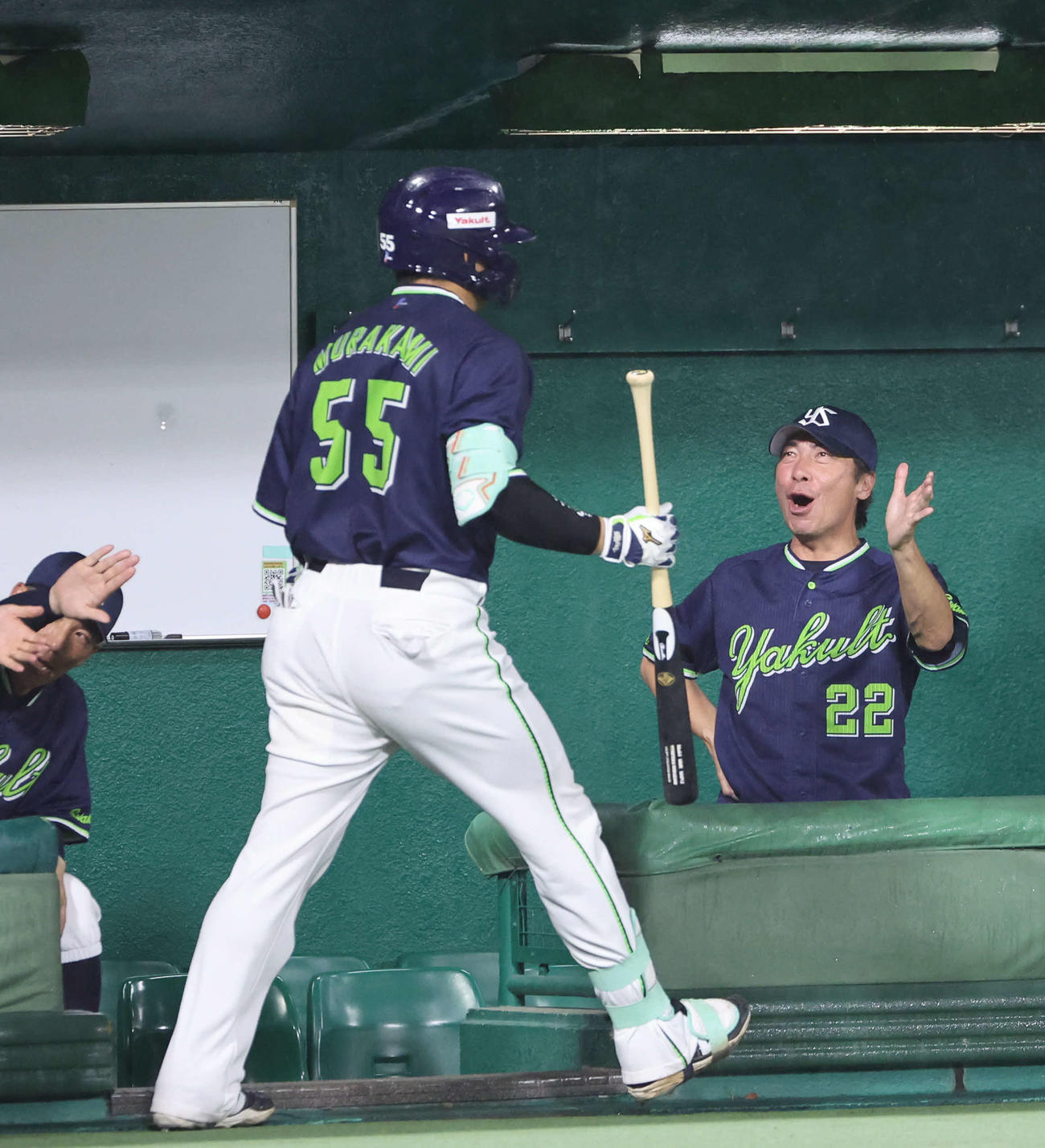 巨人対ヤクルト　4回表ヤクルト1死満塁、高津監督は満塁本塁打を放った村上を出迎える（撮影・西尾就之）