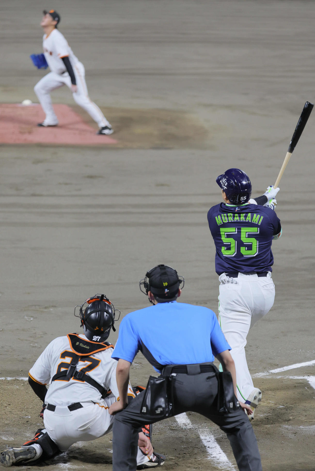 巨人対ヤクルト　1回表ヤクルト2死三塁、村上は左中間に先制2点本塁打を放つ（撮影・宮崎幸一）