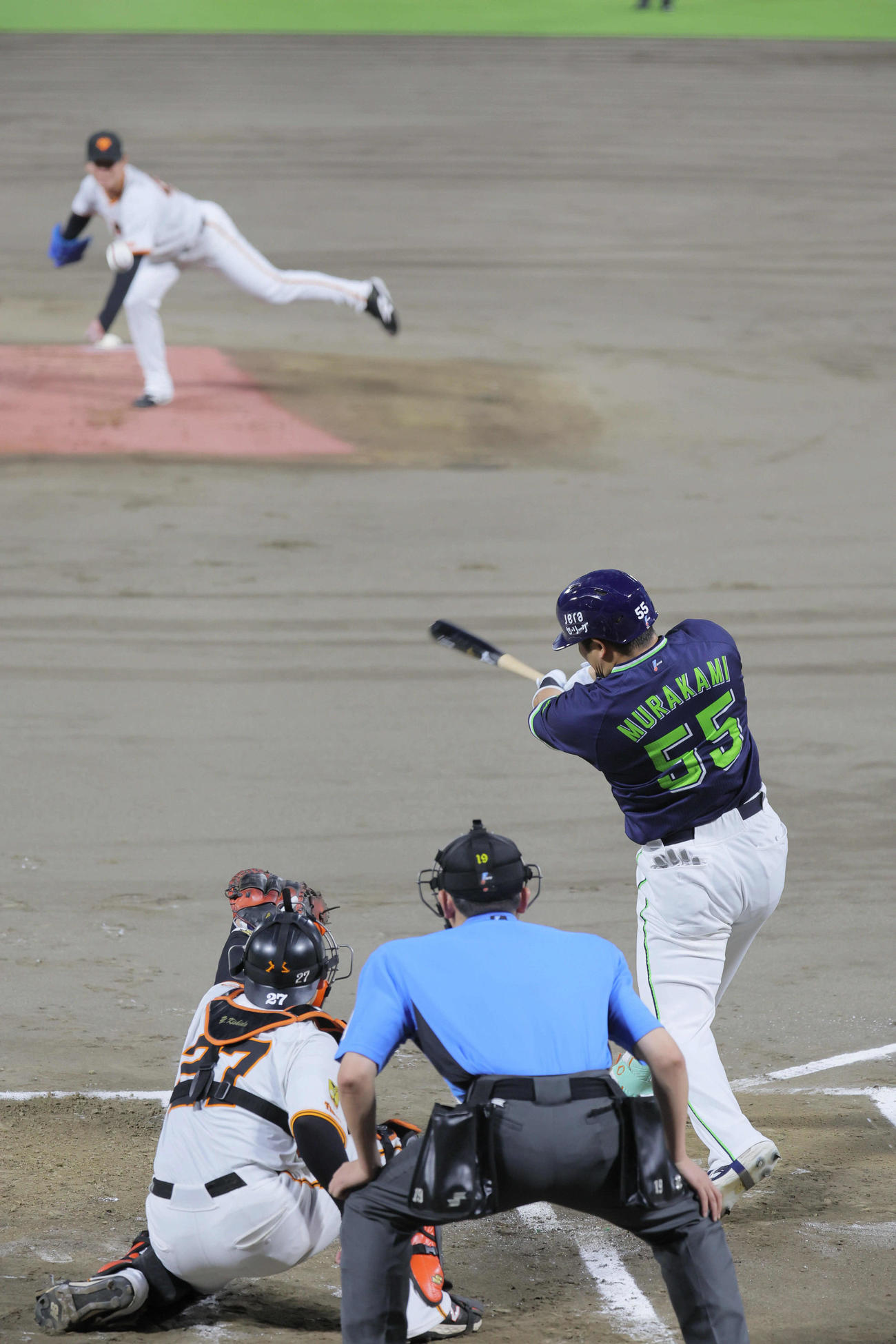 巨人対ヤクルト　1回表ヤクルト2死三塁、村上は左中間に先制2点本塁打を放つ（撮影・宮崎幸一）