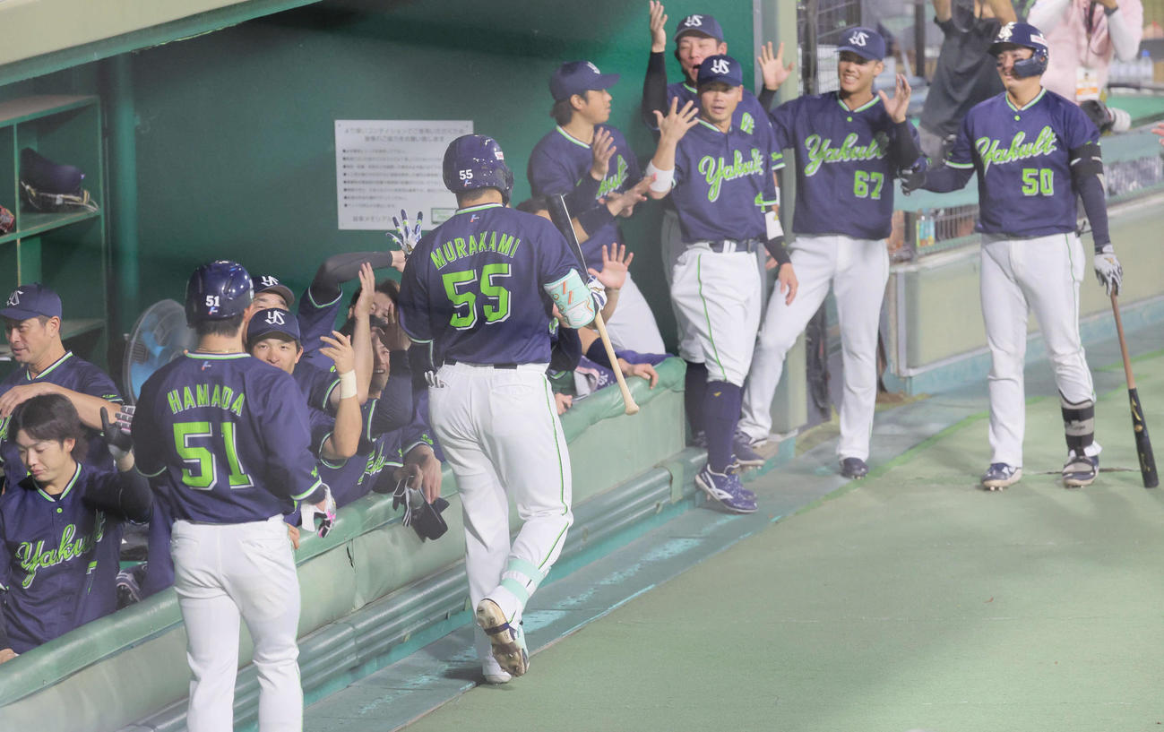 巨人対ヤクルト　1回表ヤクルト2死三塁、村上は左中間に先制2点本塁打を放つ（撮影・宮崎幸一）