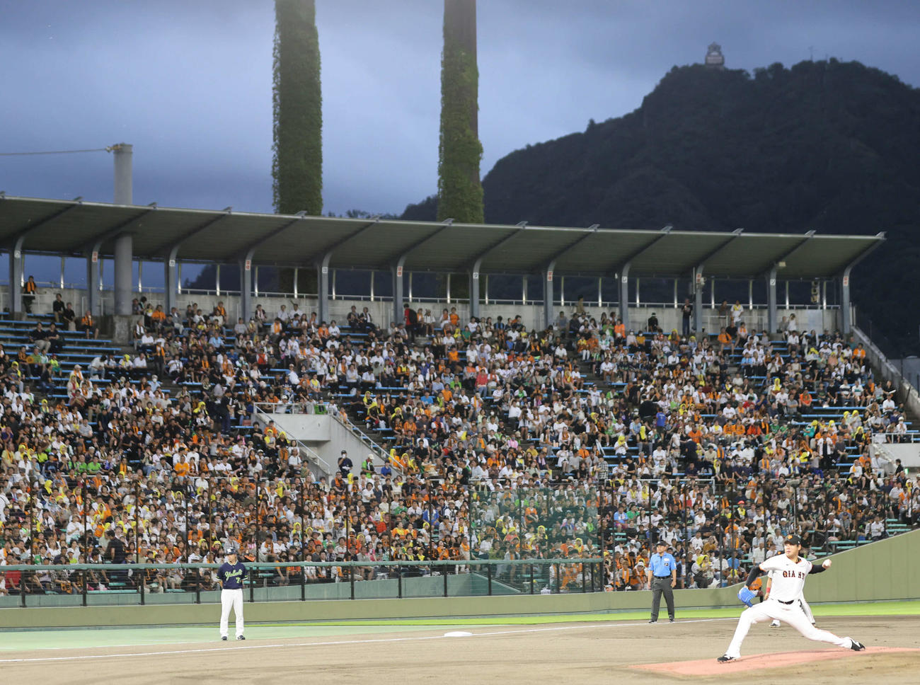 巨人対ヤクルト　岐阜城に見守られながら投げる巨人先発の又木（撮影・西尾就之）