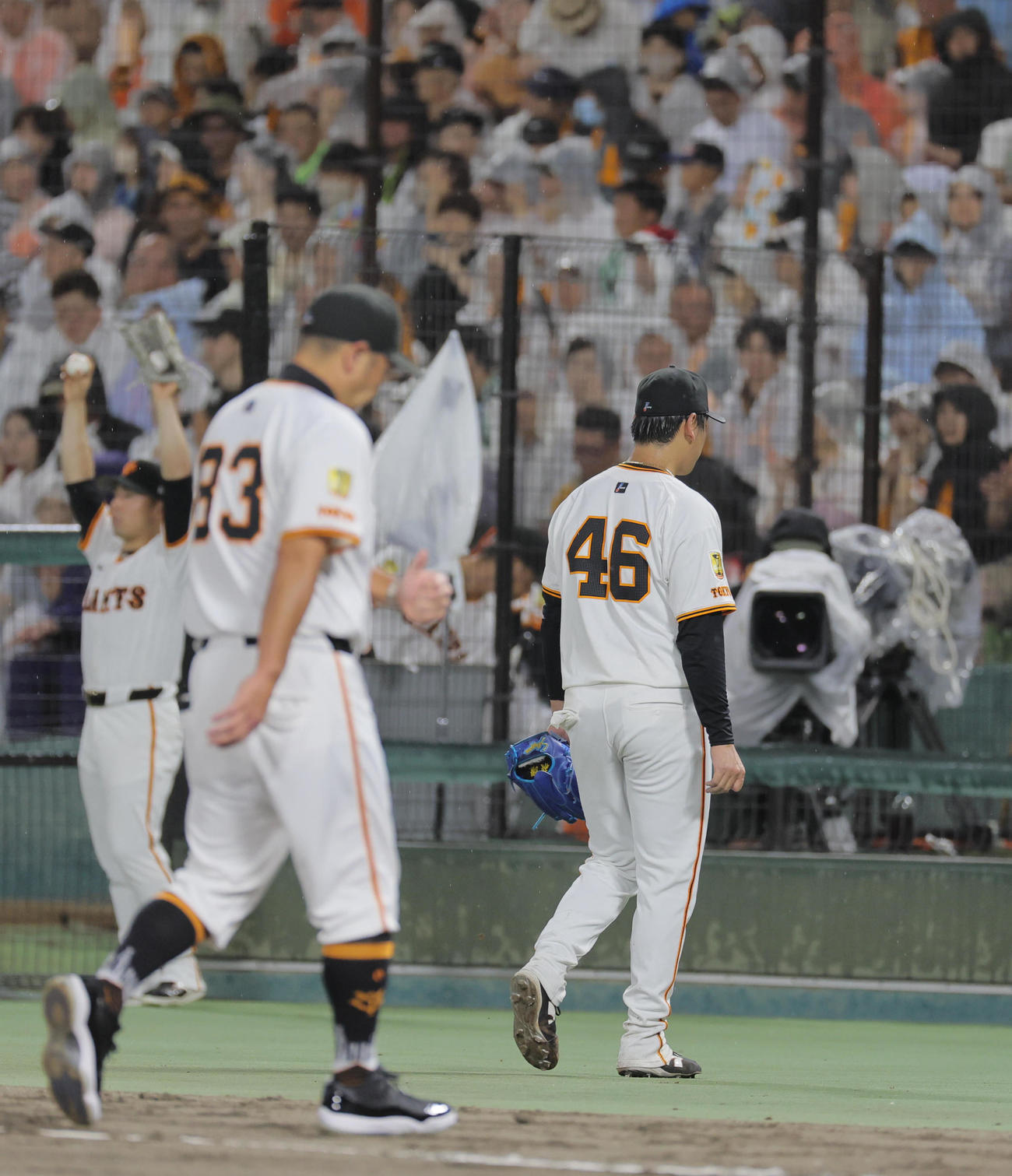 巨人対ヤクルト　4回表ヤクルト1死満塁、又木は阿部監督（左）に交代を告げられベンチに戻る（撮影・宮崎幸一）