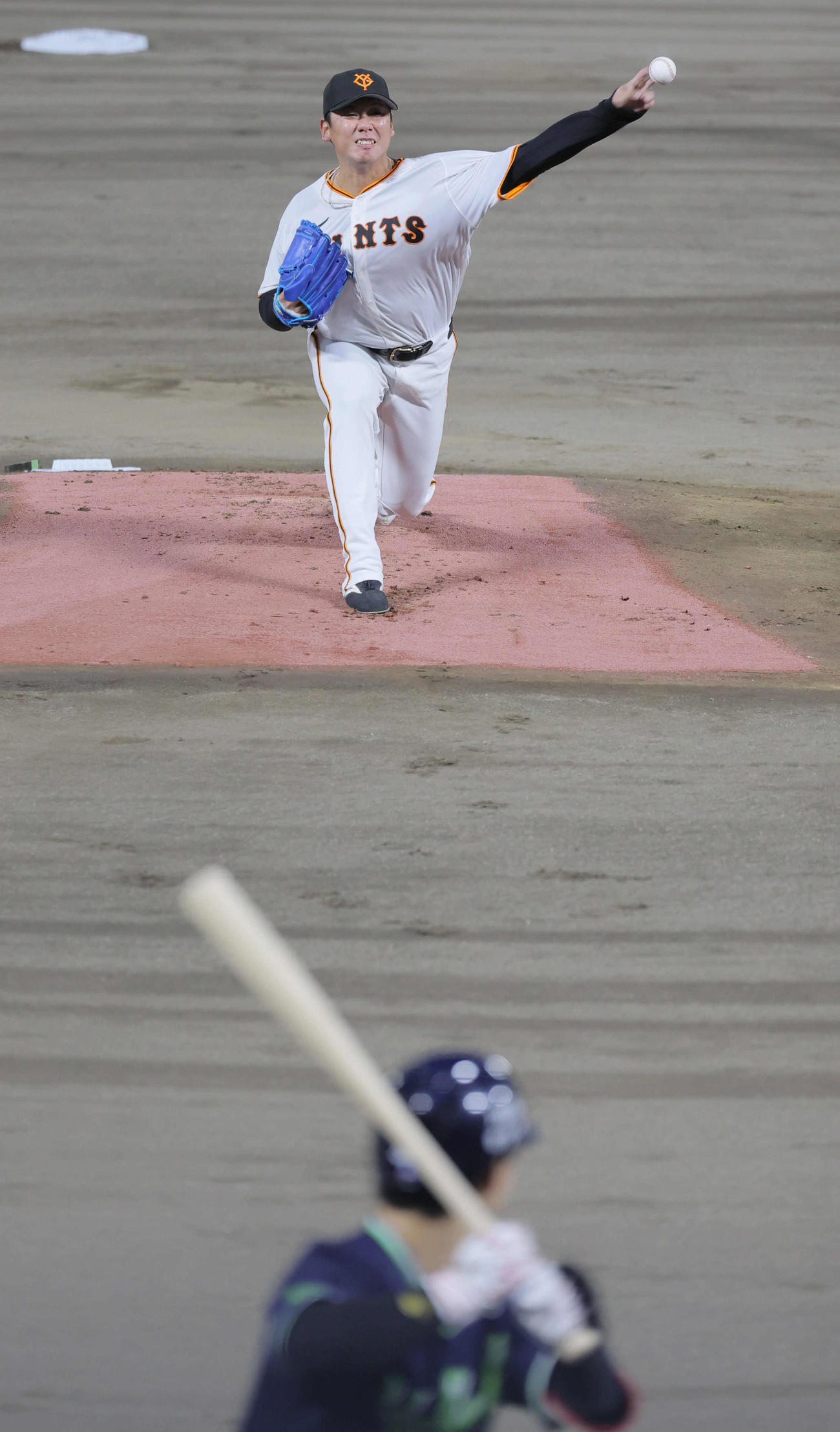 巨人対ヤクルト　巨人先発の又木（撮影・宮崎幸一）