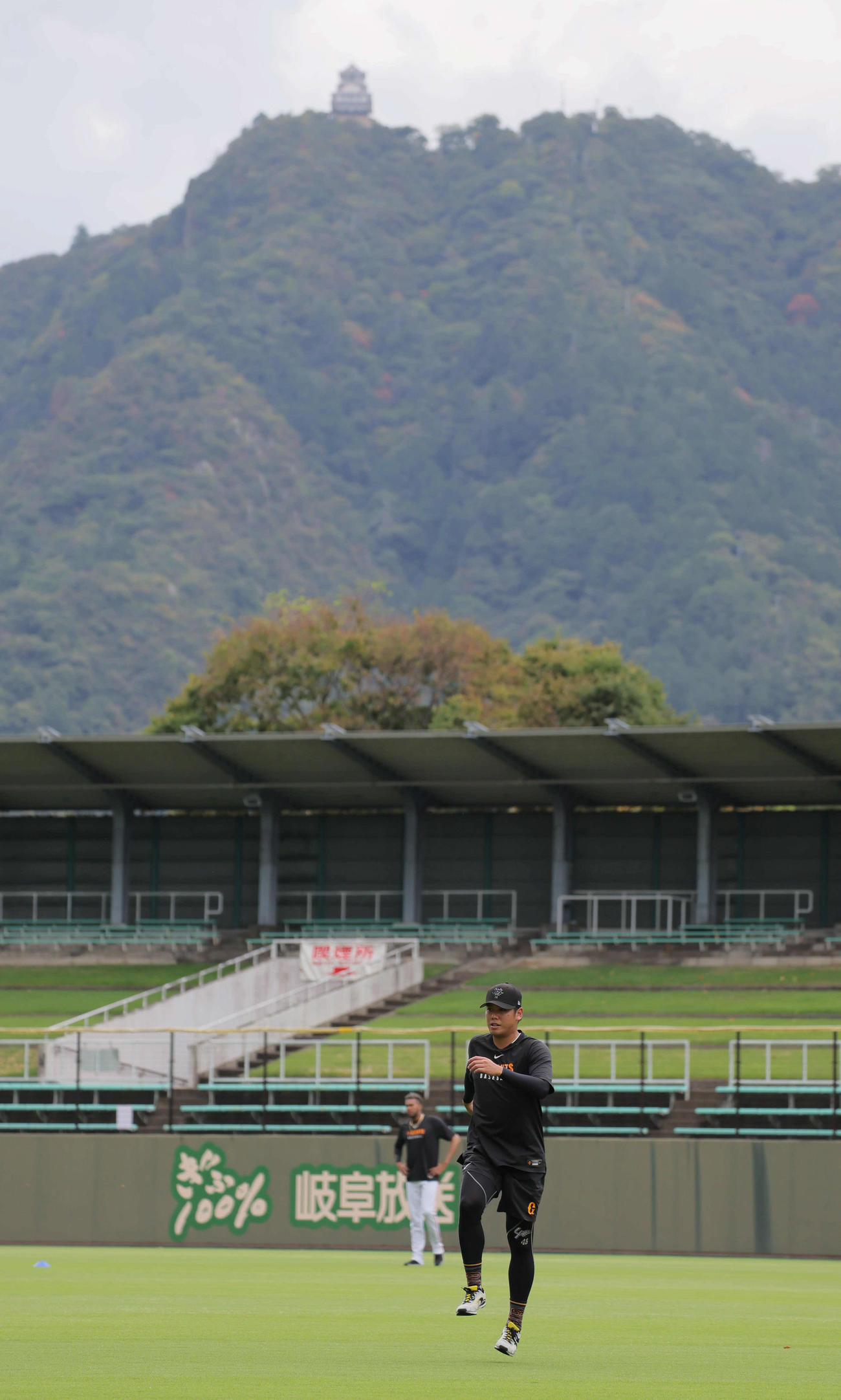 巨人対ヤクルト　岐阜城をバックにウオームアップする巨人又木（撮影・宮崎幸一）