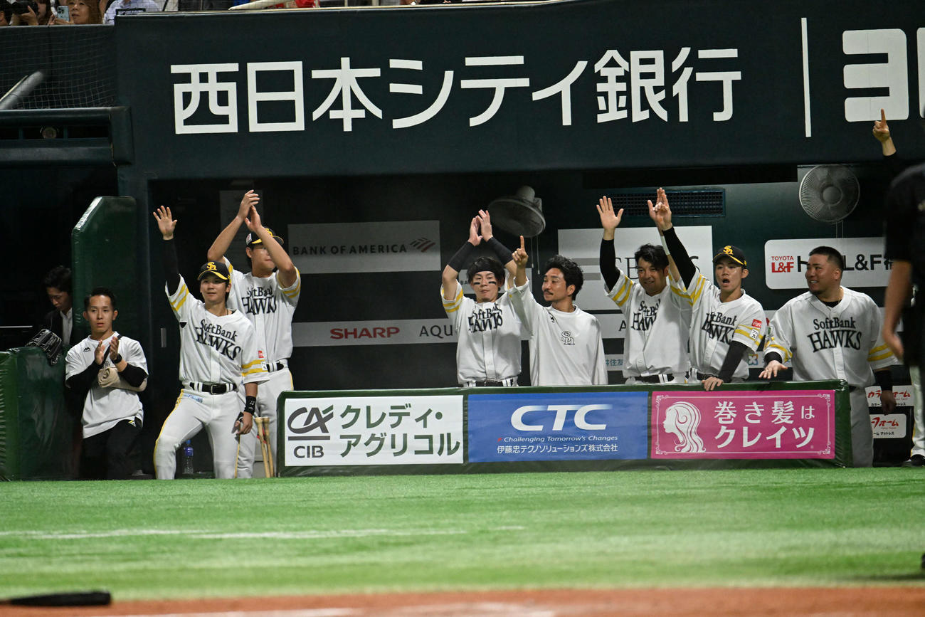 ソフトバンク対オリックス　6回裏ソフトバンク1死一、二塁、海野の2点適時打に歓喜するホークスナイン（撮影・林敢治）