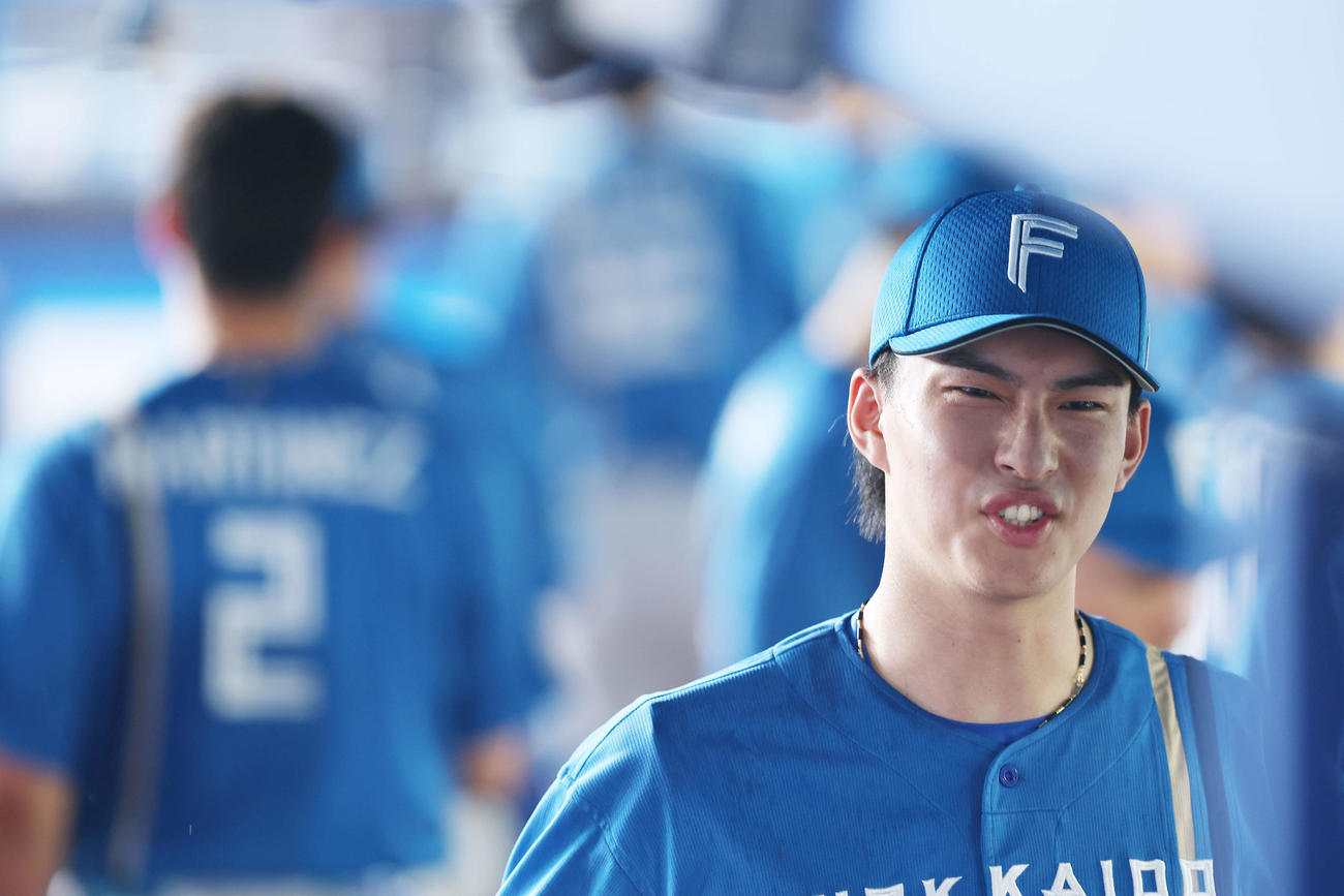 ロッテ対日本ハム　6回裏を抑えベンチに戻る達（撮影・河田真司）