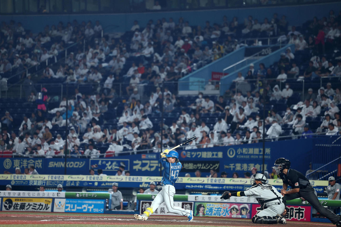 ロッテ対日本ハム　7回表日本ハム無死、右中間ソロ本塁打を放つ水野（撮影・河田真司）