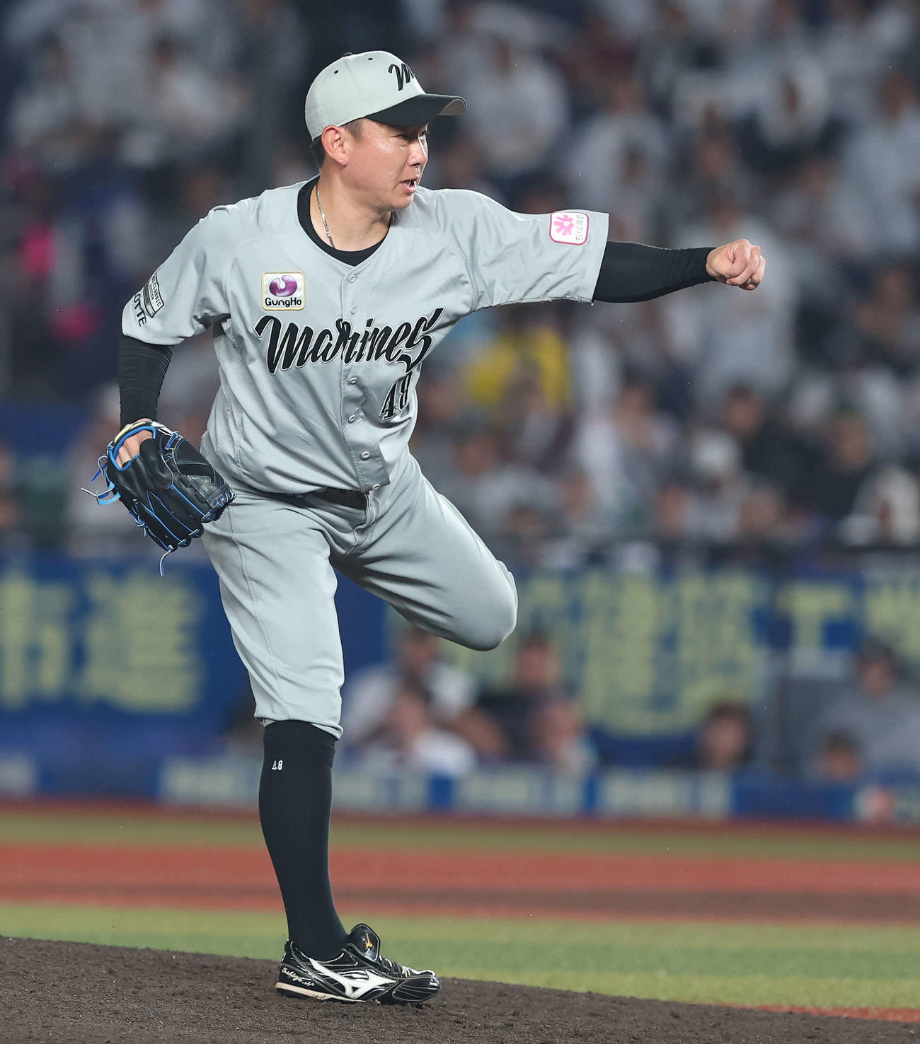 ロッテ対日本ハム　7回表、2番手で登板する中村稔（撮影・河田真司）