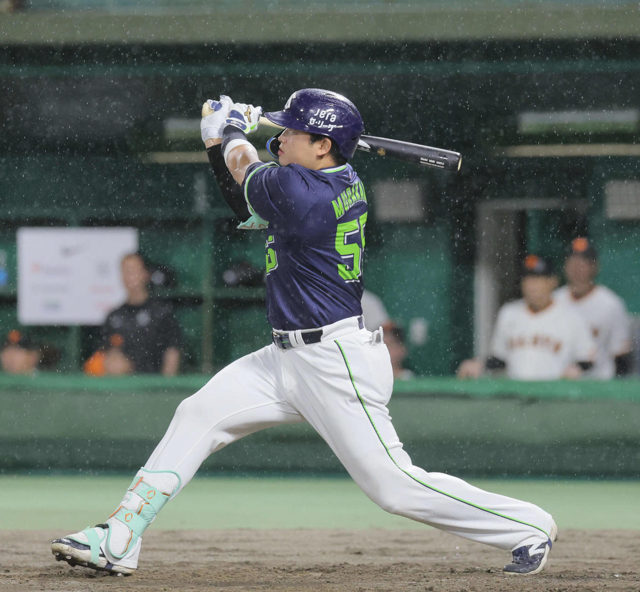 巨人対ヤクルト　4回表ヤクルト1死満塁、村上は右越え満塁本塁打を放つ（撮影・宮崎幸一）