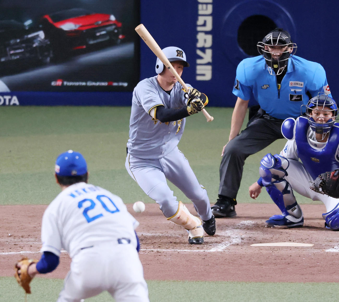 中日対阪神　5回表阪神1死、投ゴロに倒れる近本。投手涌井（撮影・加藤哉）
