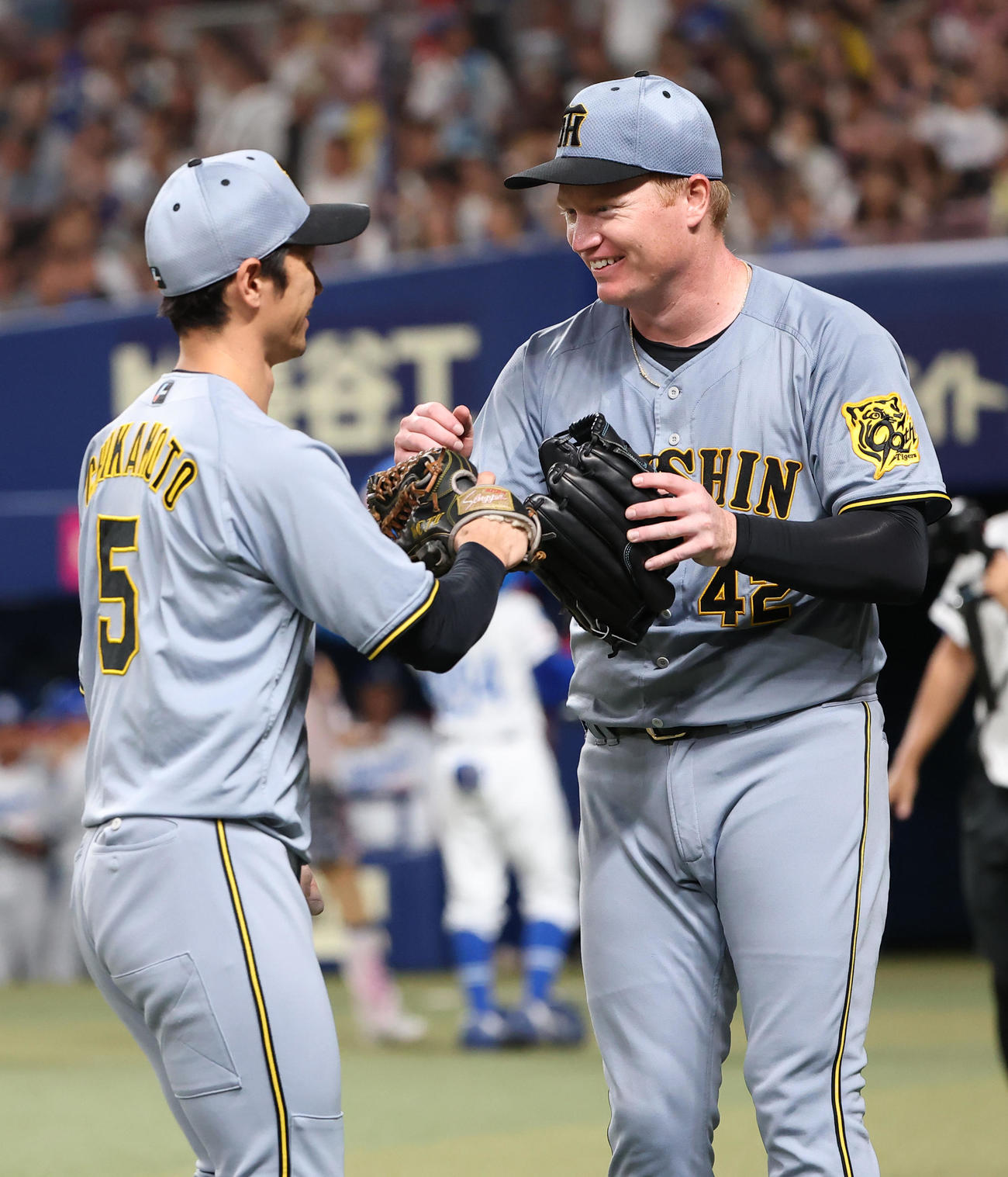 中日対阪神　3回裏中日2死満塁、上林の中飛を背走キャッチした近本（左）を笑顔で出迎えるネルソン（撮影・上田博志）