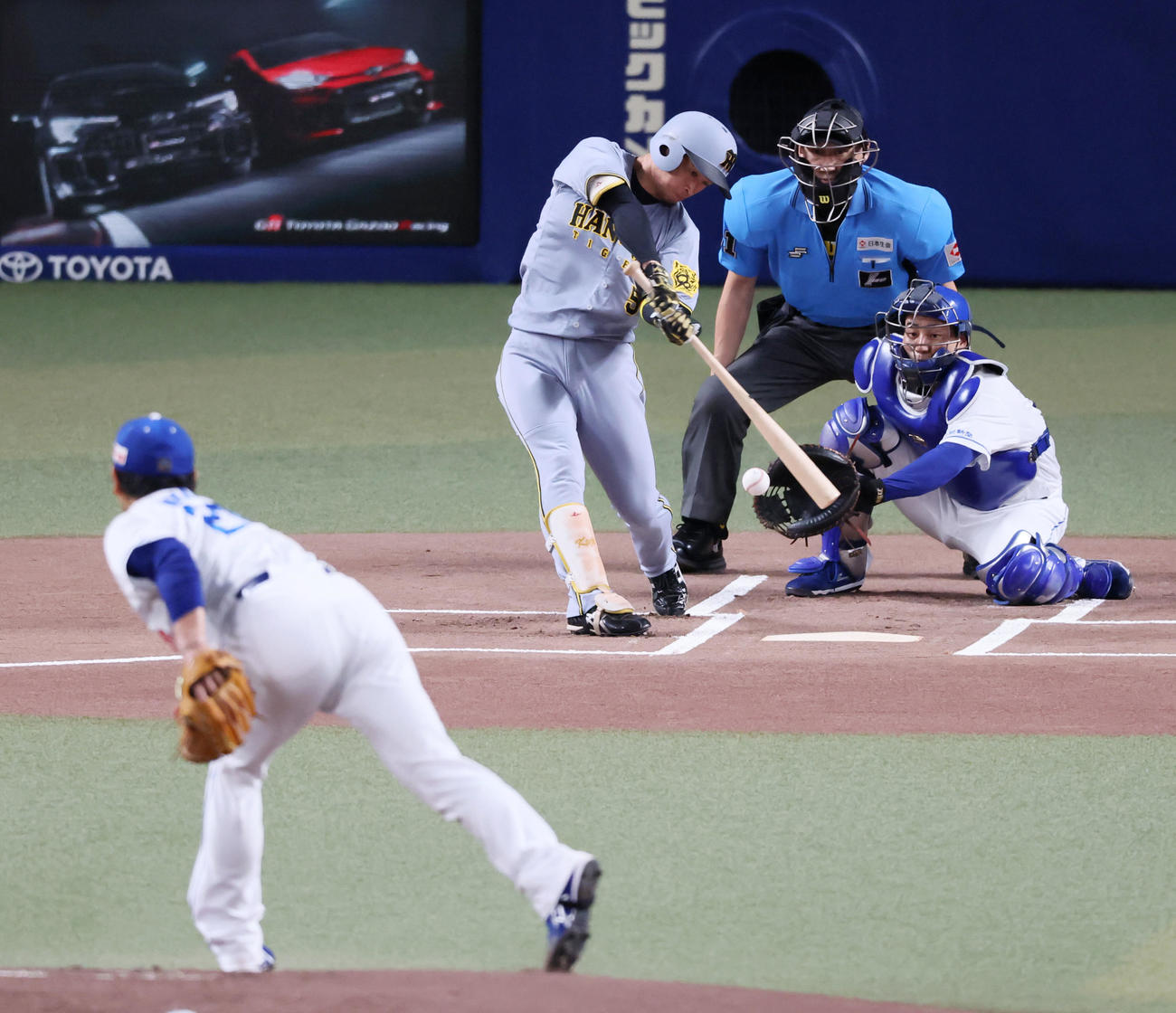 中日対阪神　1回表阪神無死、三振に倒れる近本。投手涌井（撮影・加藤哉）