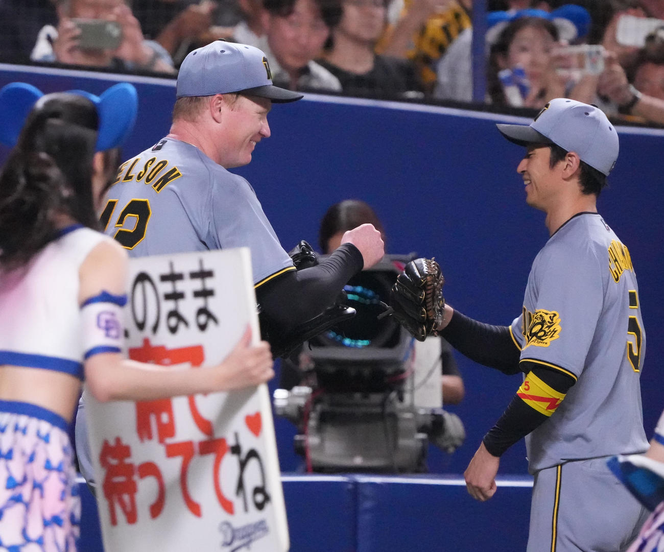 中日対阪神　3回終了、ピンチをしのぎベンチ前で近本（右）を迎えるネルソン（撮影・森本幸一）