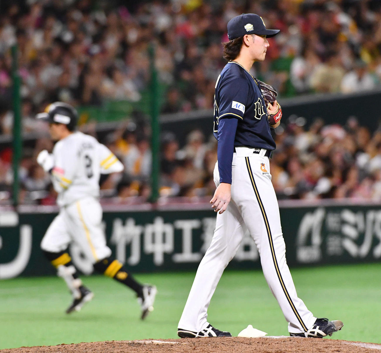 ソフトバンク対オリックス　7回裏ソフトバンク1死、牧原大（左）に右越え本塁打を打たれた片山（撮影・岩下翔太）