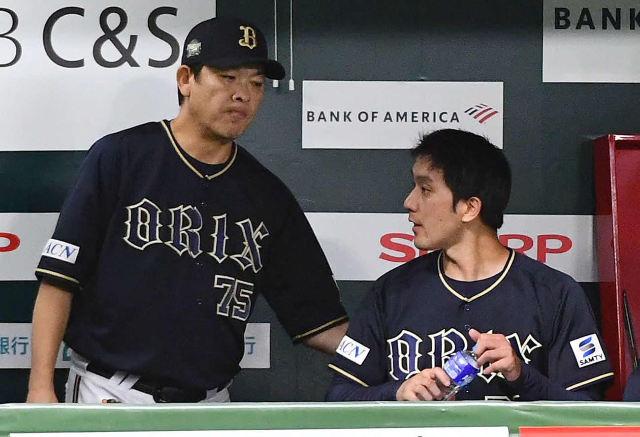 ソフトバンク対オリックス　6回裏終了後、ベンチで厚沢コーチ（左）に声をかけられる田嶋（撮影・岩下翔太）