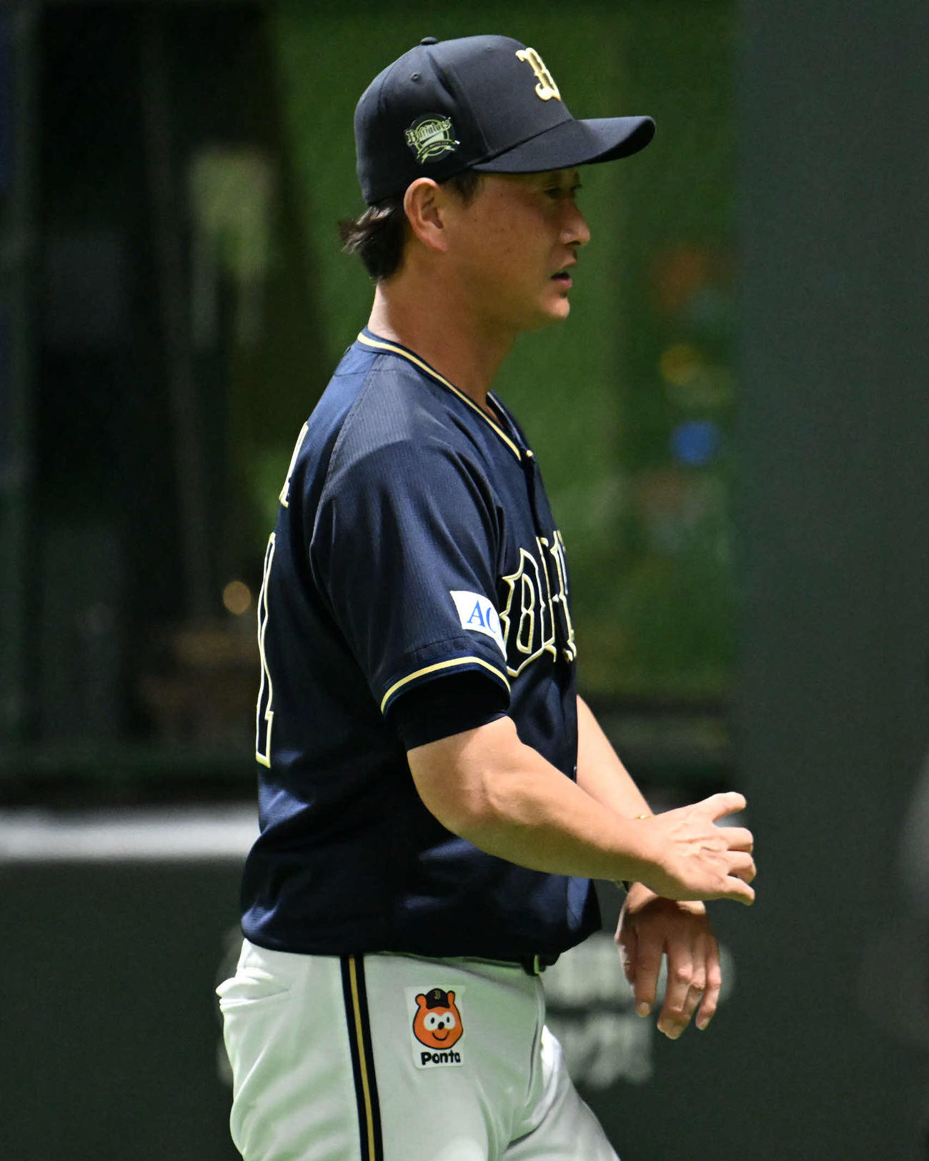 ソフトバンク対オリックス　7回表終了後、選手交代を告げベンチに戻る岸田監督（撮影・林敢治）