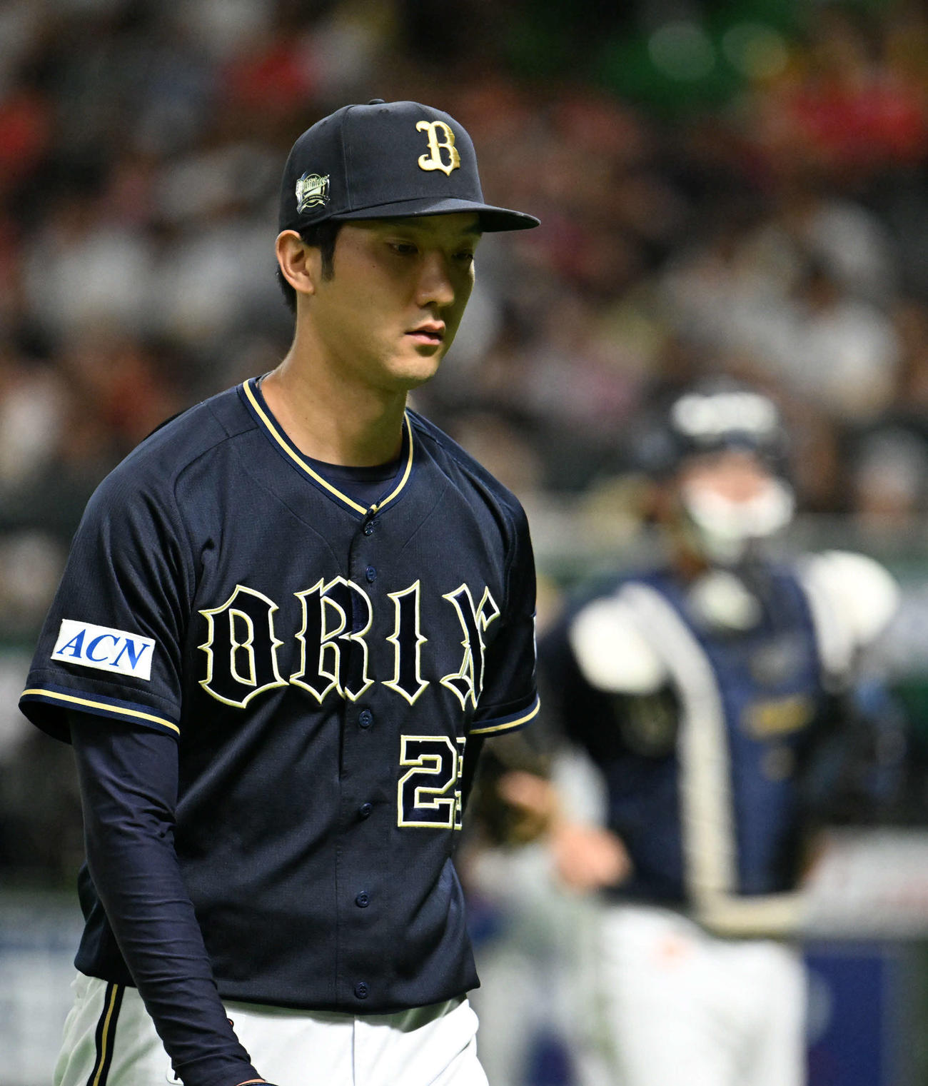 ソフトバンク対オリックス　1回裏終了後、先制を許し厳しい表情でベンチに引き上げる田嶋（撮影・林敢治）