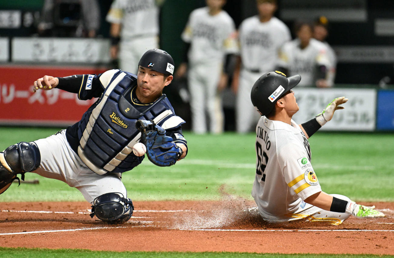 ソフトバンク対オリックス　2回裏ソフトバンク2死二塁、生還する海野（右）左は若月（撮影・林敢治）