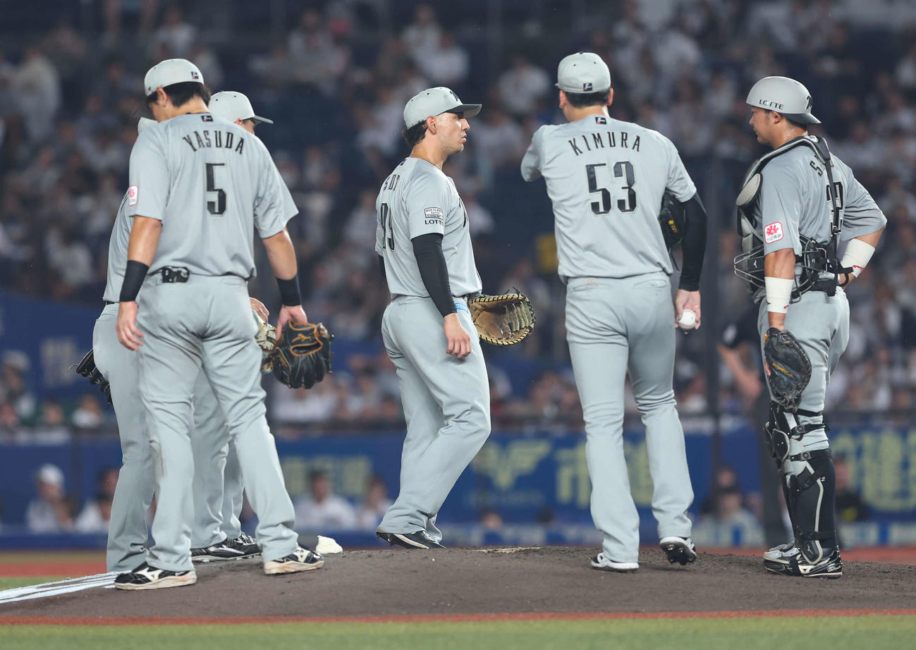 ロッテ対日本ハム　3回表、マウンドに集まるロッテナイン（撮影・河田真司）