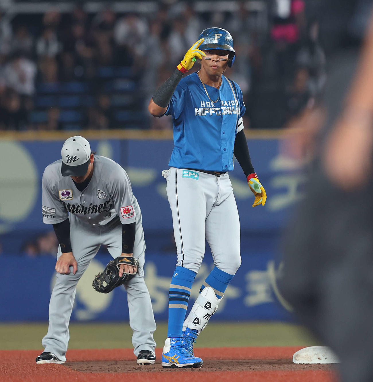 ロッテ対日本ハム　3回表日本ハム無死一塁、左翼線に二塁打を放ち出塁する水谷（撮影・河田真司）