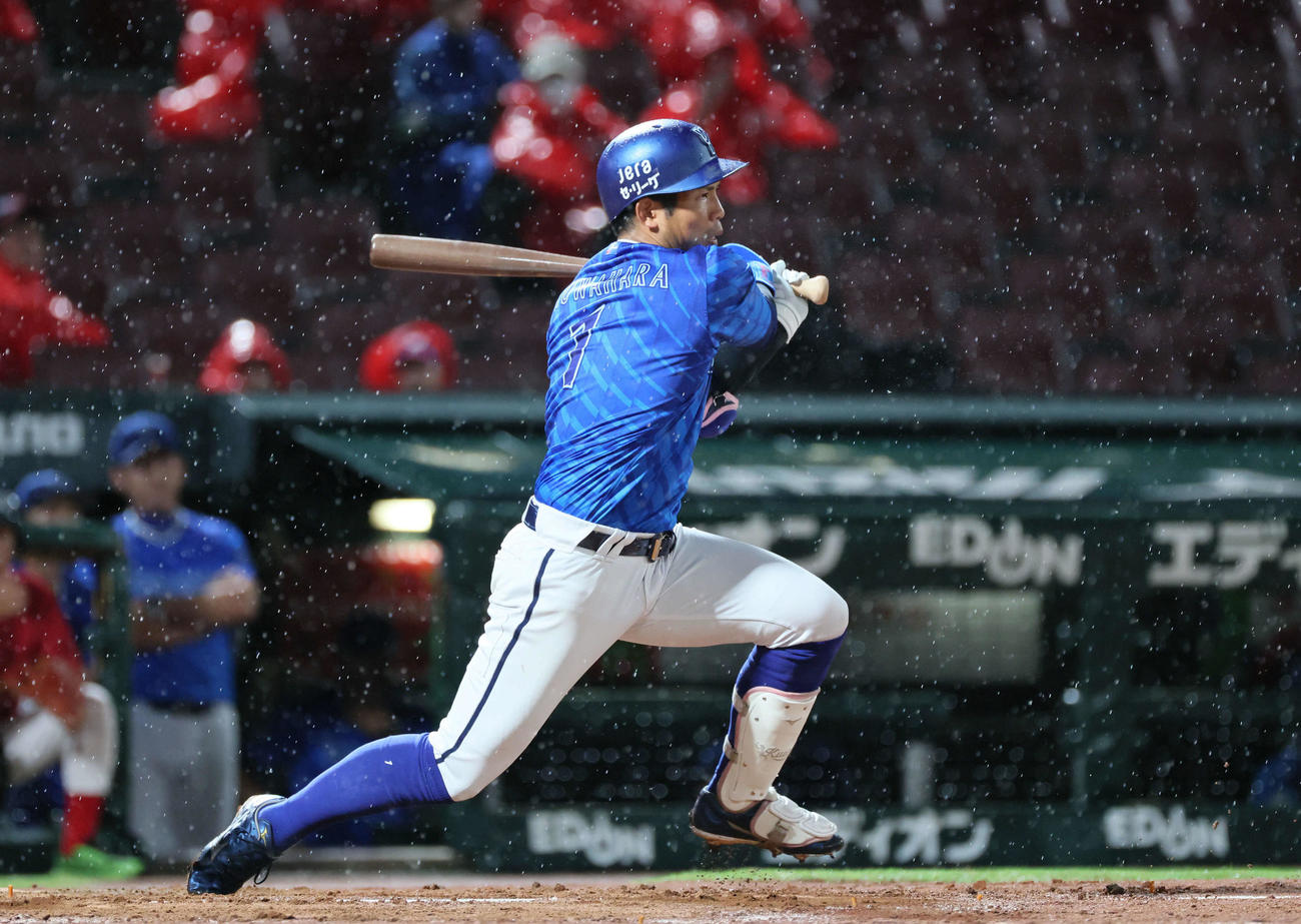 広島対DeNA 3回表DeNA2死一、二塁、桑原は先制左適時打を放つ（撮影・加藤孝規）