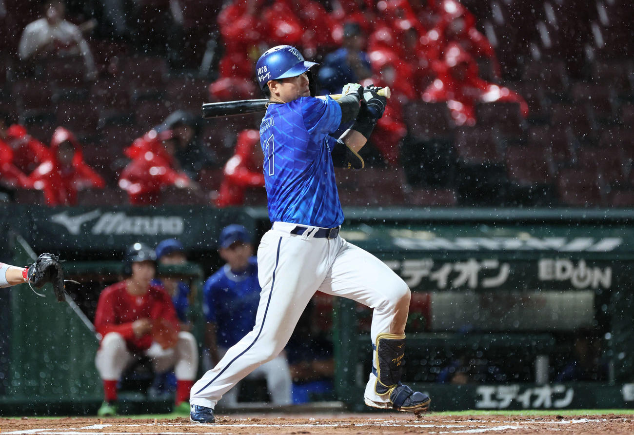 広島対DeNA 6回表DeNA、蝦名は中前打を放つ（撮影・加藤孝規）