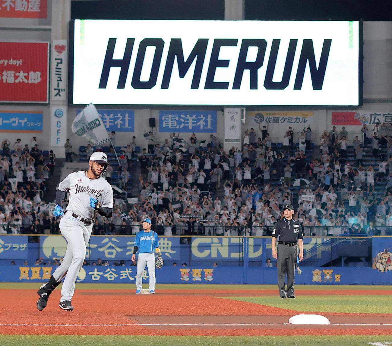 ロッテ対日本ハム　8回裏ロッテ無死一塁、左越え2点本塁打を放ちダイヤモンドを回るアセベド（撮影・河田真司）