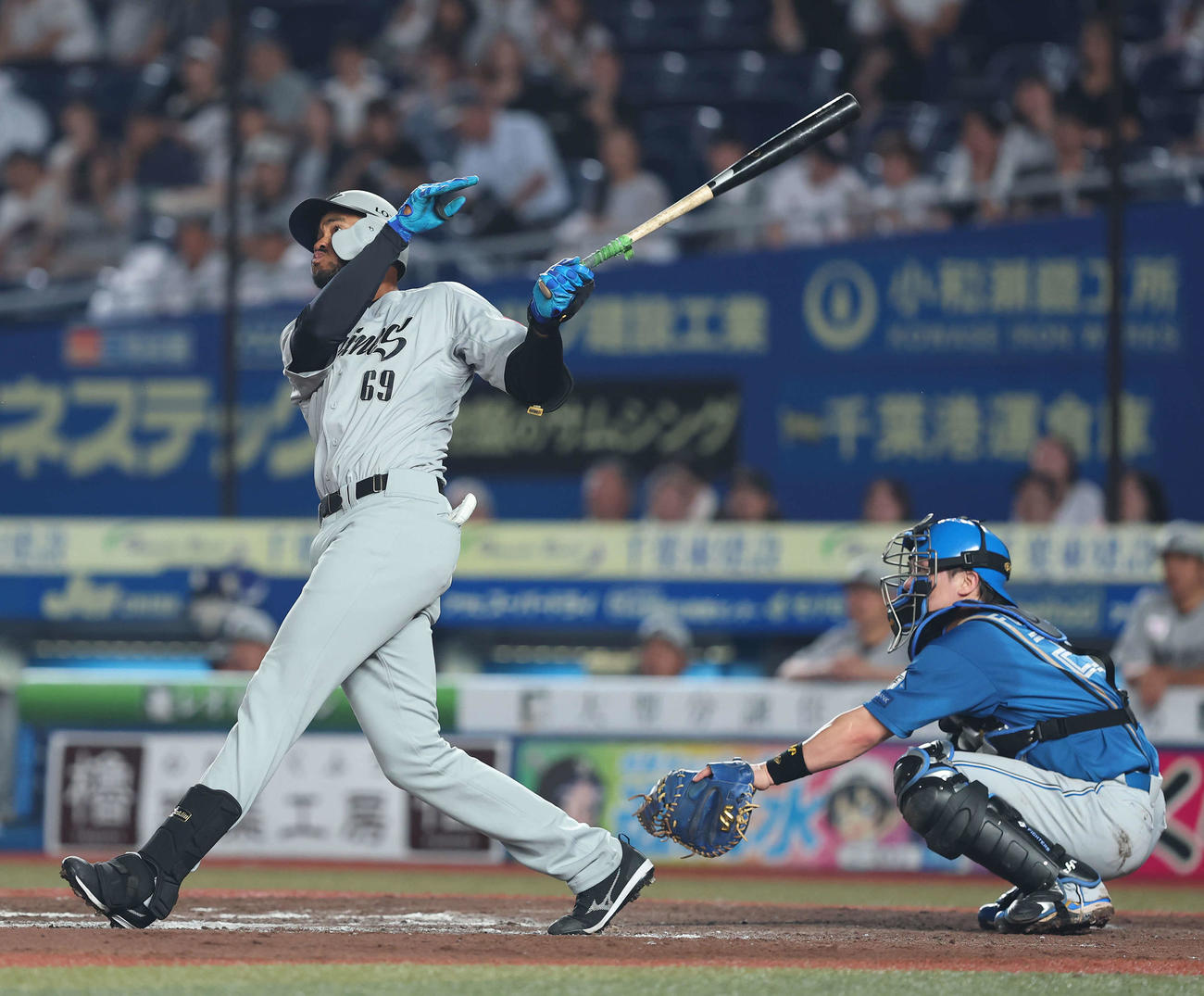ロッテ対日本ハム　8回裏ロッテ無死一塁、左越え2点本塁打を放つアセベド（撮影・河田真司）