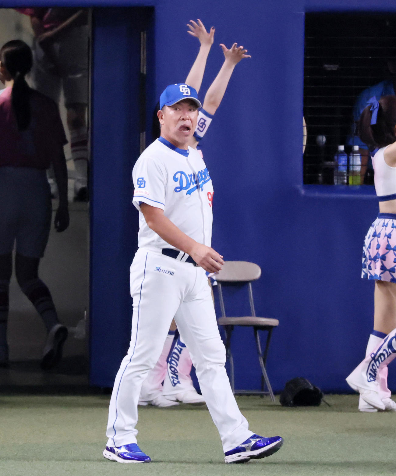 中日対阪神　5回裏を終え選手交代を告げる中日井上監督（撮影・加藤哉）