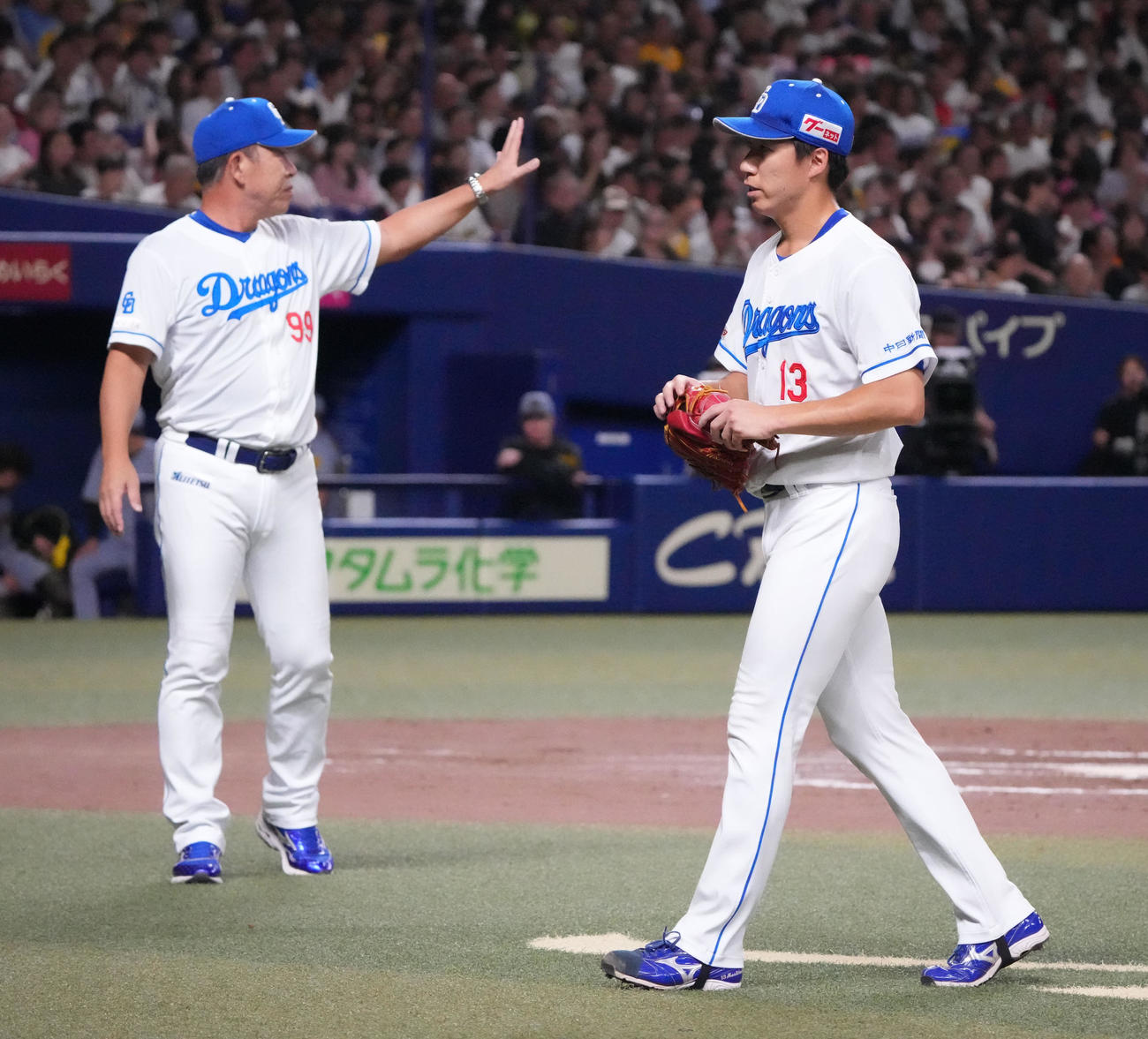 中日対阪神　7回表阪神1死一、三塁、マウンドを降りる橋本（右）左は井上監督（撮影・森本幸一）