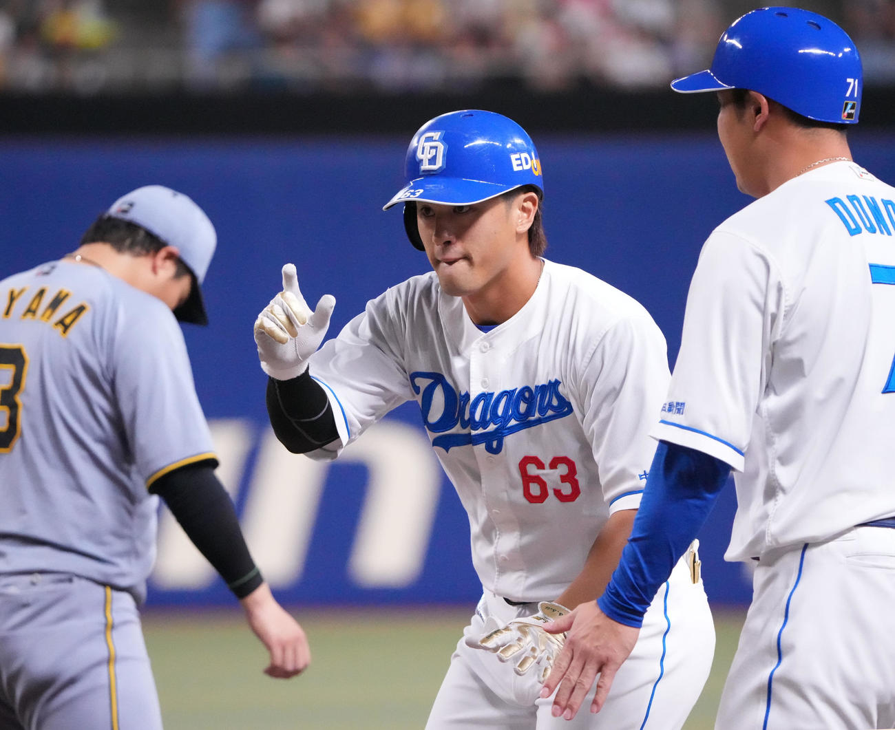 中日対阪神　7回裏中日1死一、三塁、板山（中央）は右前適時打を放ちベンチへ向かってアピールする（撮影・森本幸一）