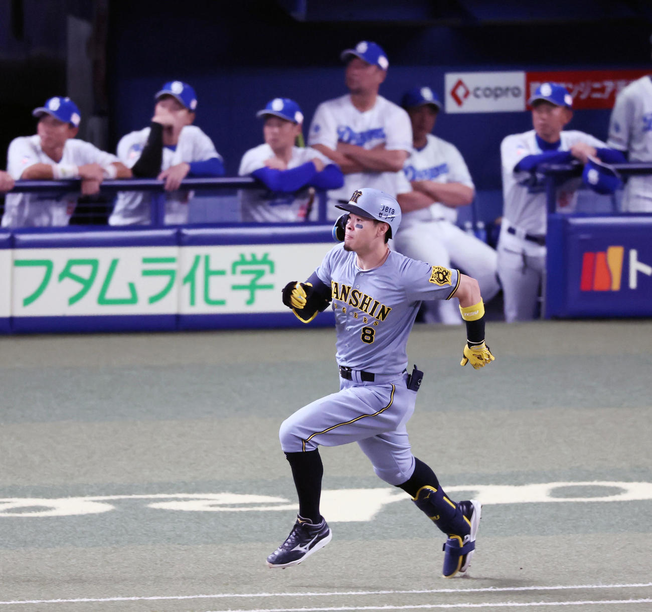 中日対阪神　1回表阪神2死一塁、佐藤輝は右越え2点本塁打を放つ（撮影・加藤哉）