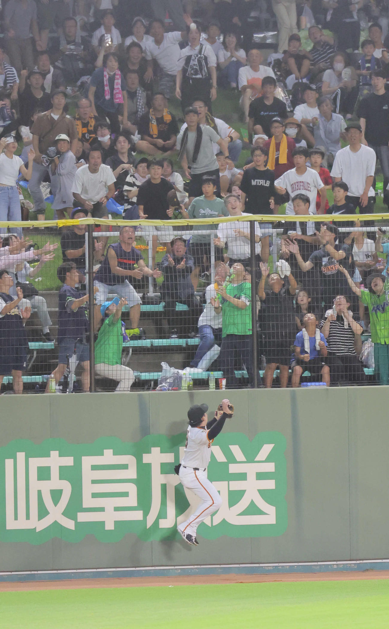 巨人対ヤクルト　1回表ヤクルト2死三塁、村上は左中間に先制2点本塁打を放つ（撮影・宮崎幸一）