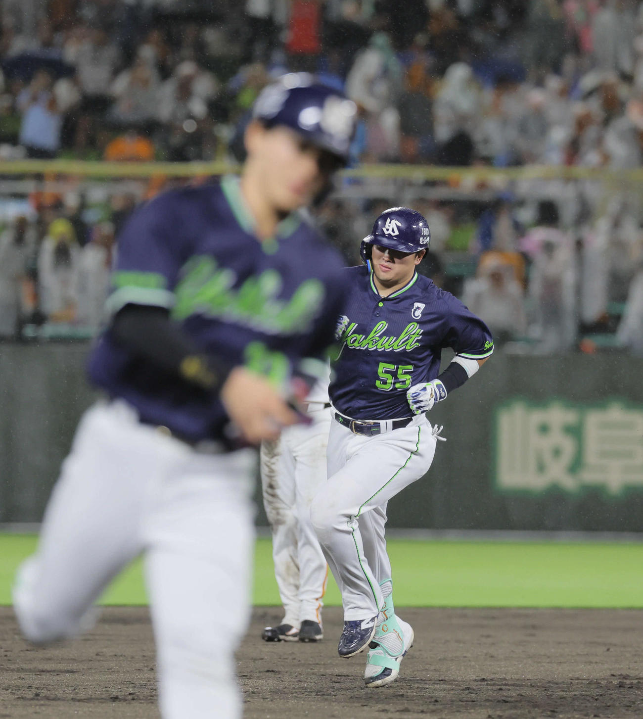 巨人対ヤクルト　4回表ヤクルト1死満塁、村上は右越え満塁本塁打を放つ（撮影・宮崎幸一）