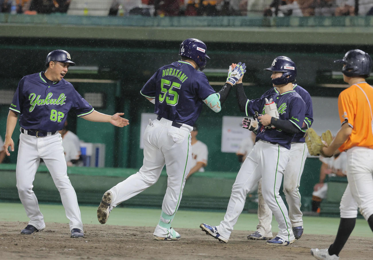 巨人対ヤクルト　4回表ヤクルト1死満塁、村上は右越え満塁本塁打を放つ（撮影・宮崎幸一）