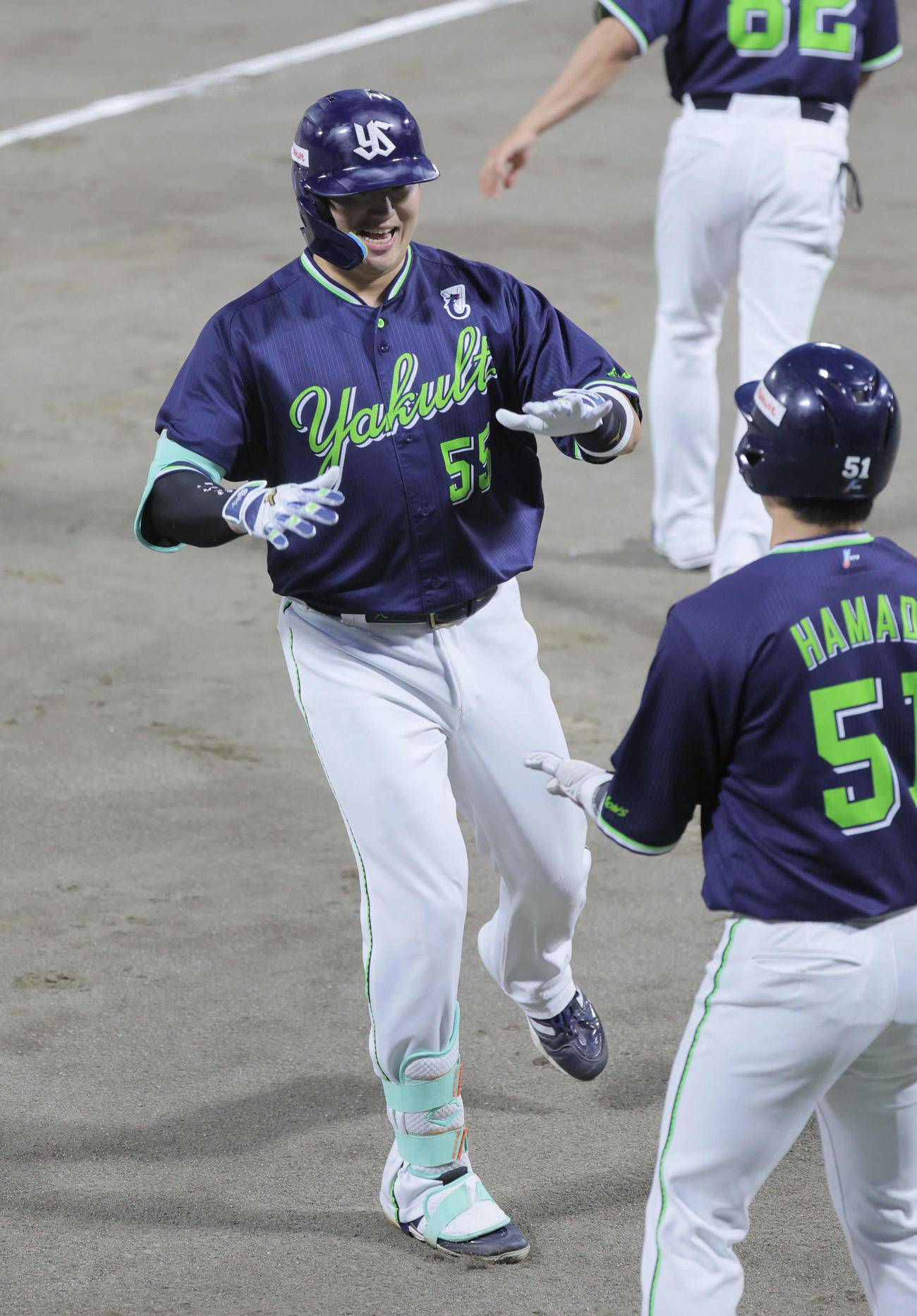 巨人対ヤクルト　1回表ヤクルト2死三塁、村上は左中間に先制2点本塁打を放つ（撮影・宮崎幸一）