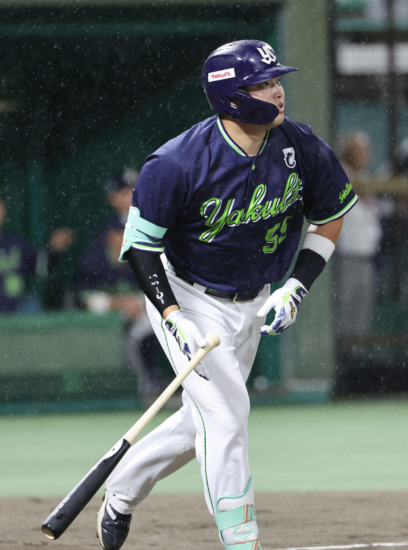 巨人対ヤクルト　4回表ヤクルト1死満塁、村上は右越えに満塁本塁打を放ち、打球の行方を見ながら走り出す（撮影・西尾就之）