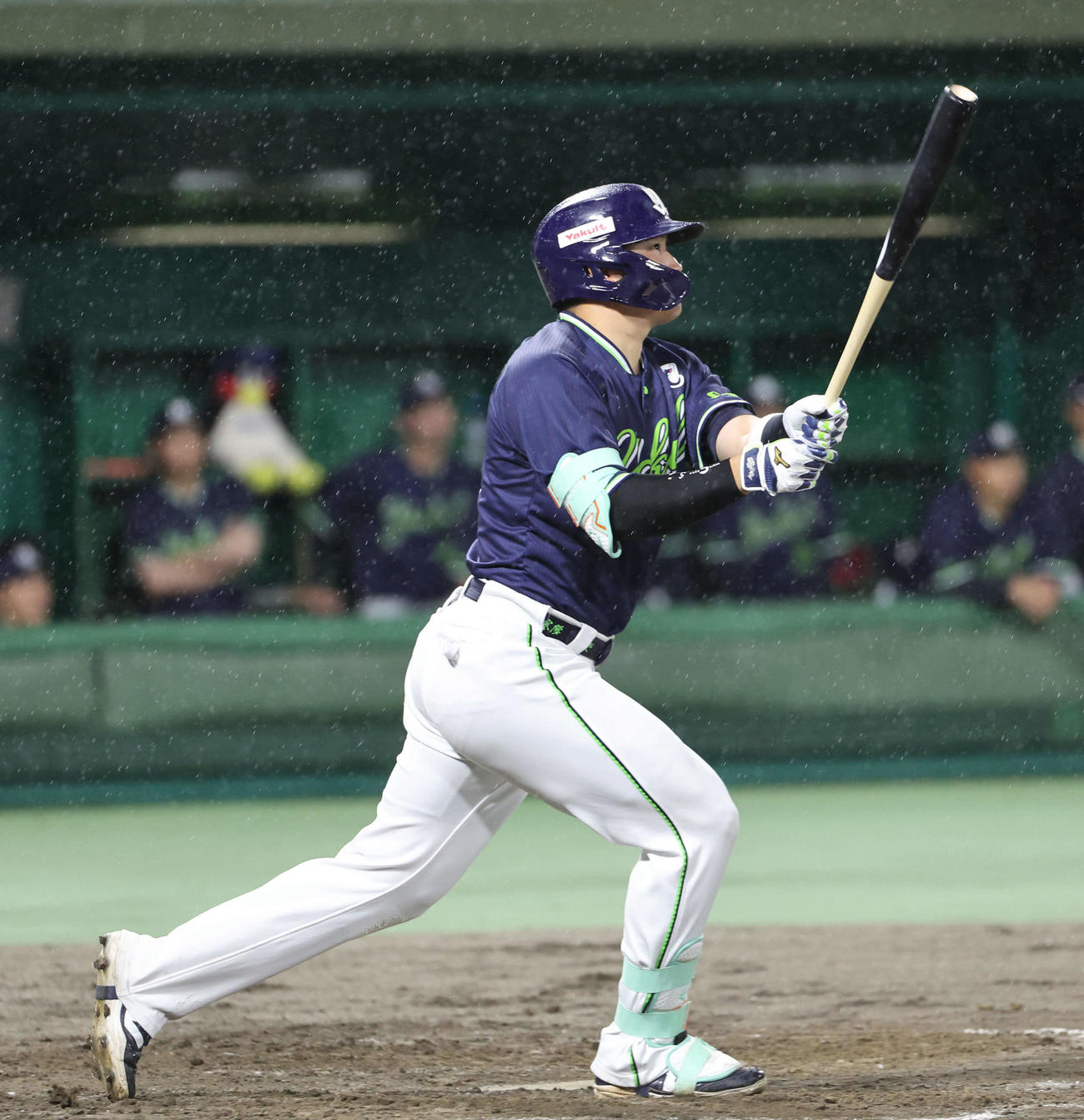 巨人対ヤクルト　4回表ヤクルト1死満塁、村上は右越えに満塁本塁打を放つ（撮影・西尾就之）