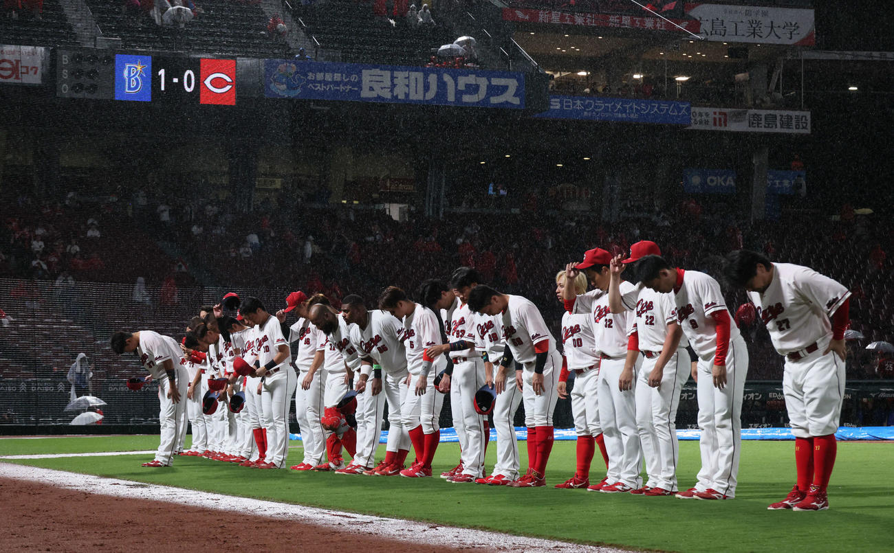 広島対DeNA 6回雨天コールドゲームで敗れた広島ナイン（撮影・加藤孝規）