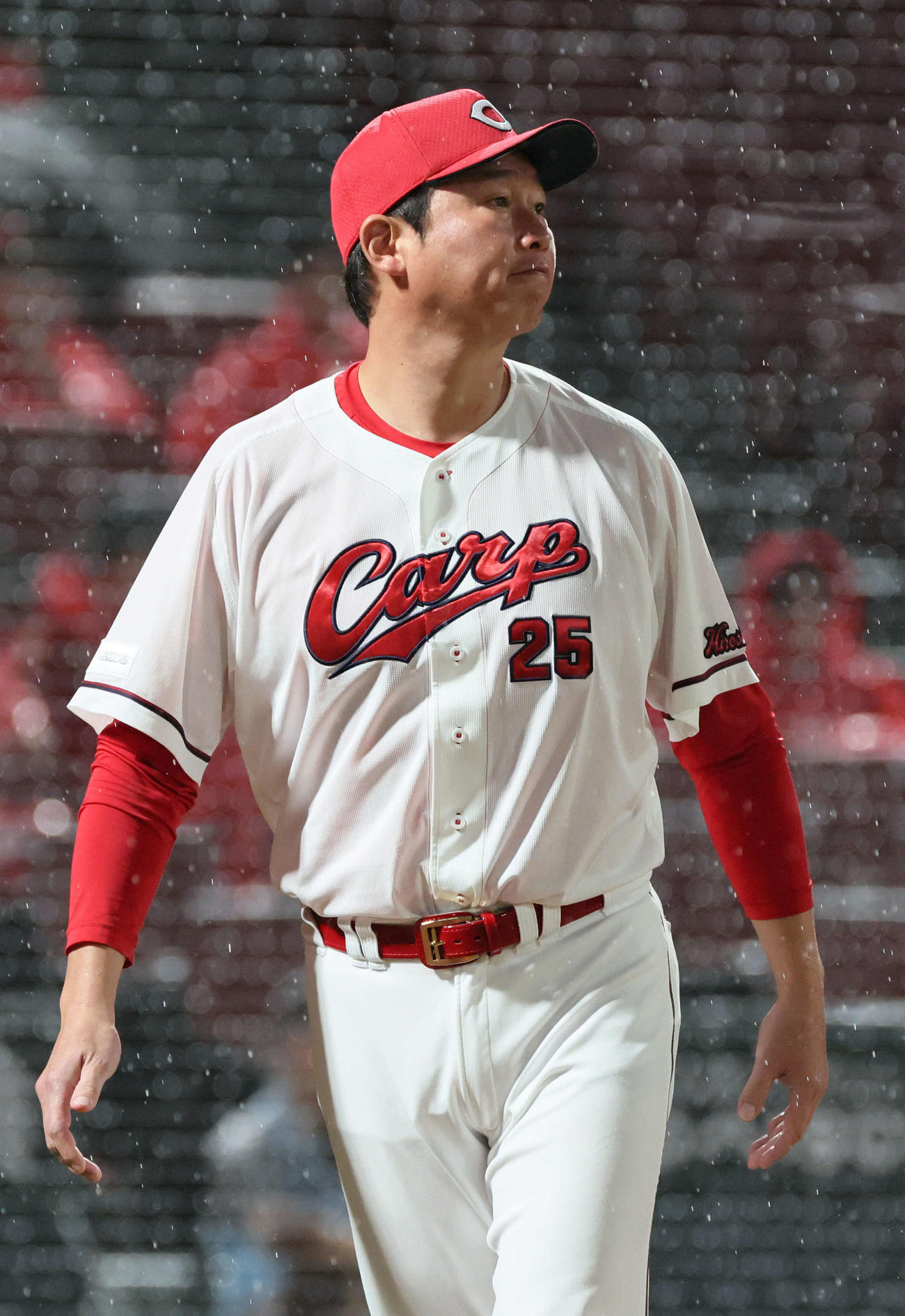 広島対DeNA 6回表DeNA2死一、二塁、投手交代を告げる新井監督（撮影・加藤孝規）