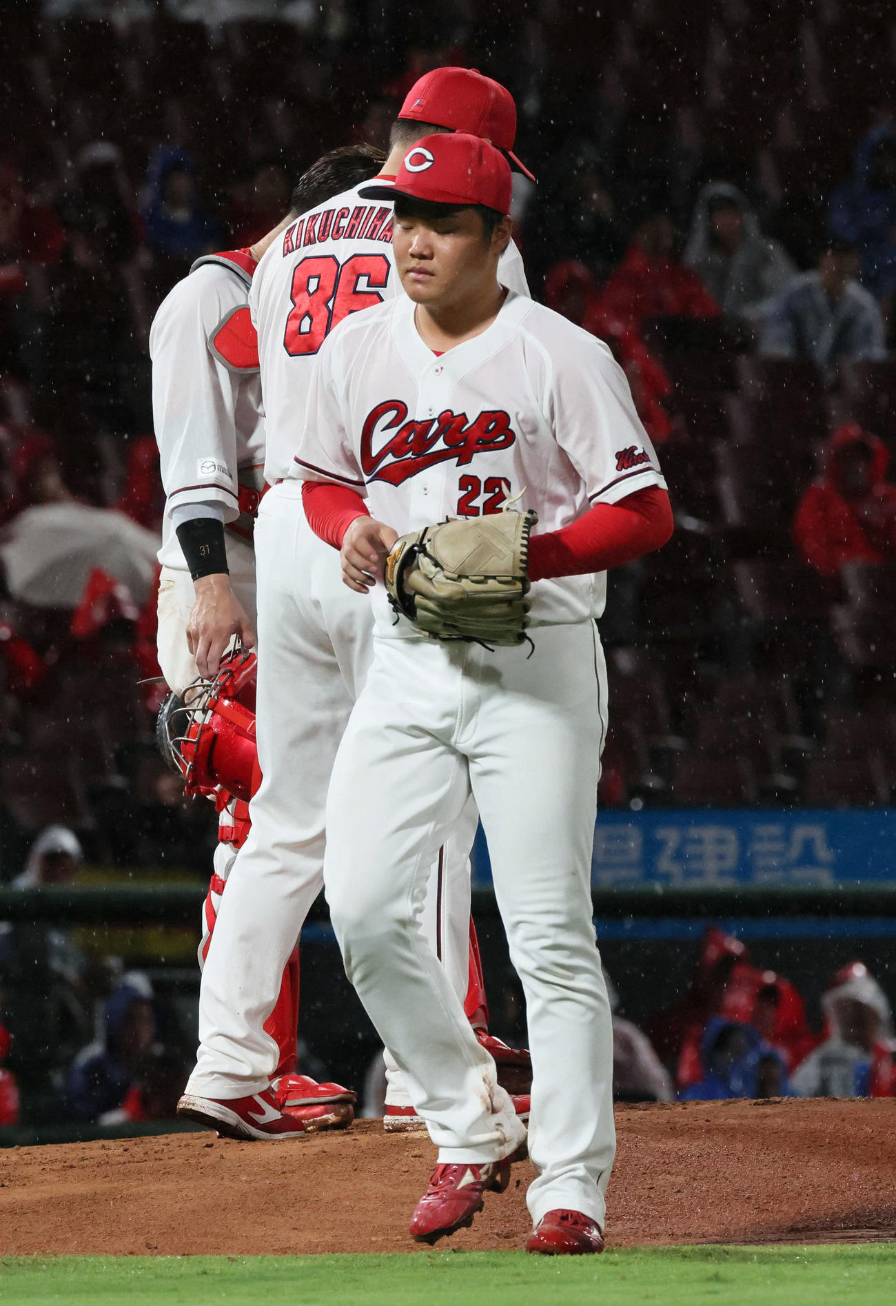 広島対DeNA 6回表DeNA2死一、二塁、降板する高（撮影・加藤孝規）