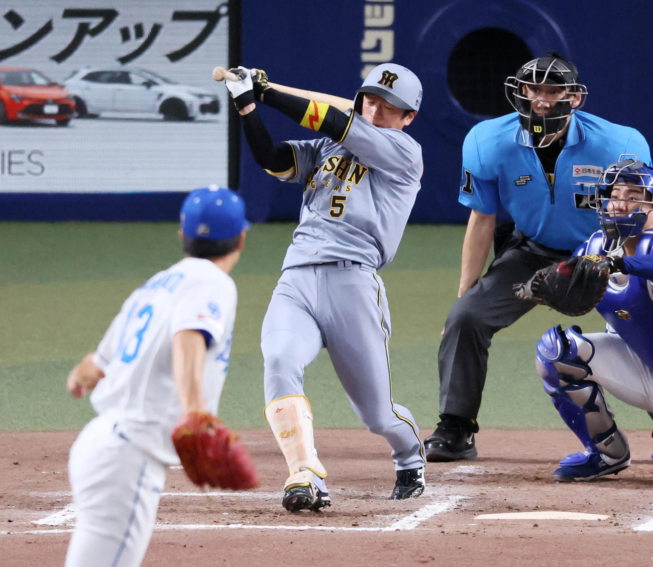 中日対阪神　7回表阪神無死一、二塁、近本は右越え適時二塁打を放つ。投手橋本（撮影・加藤哉）