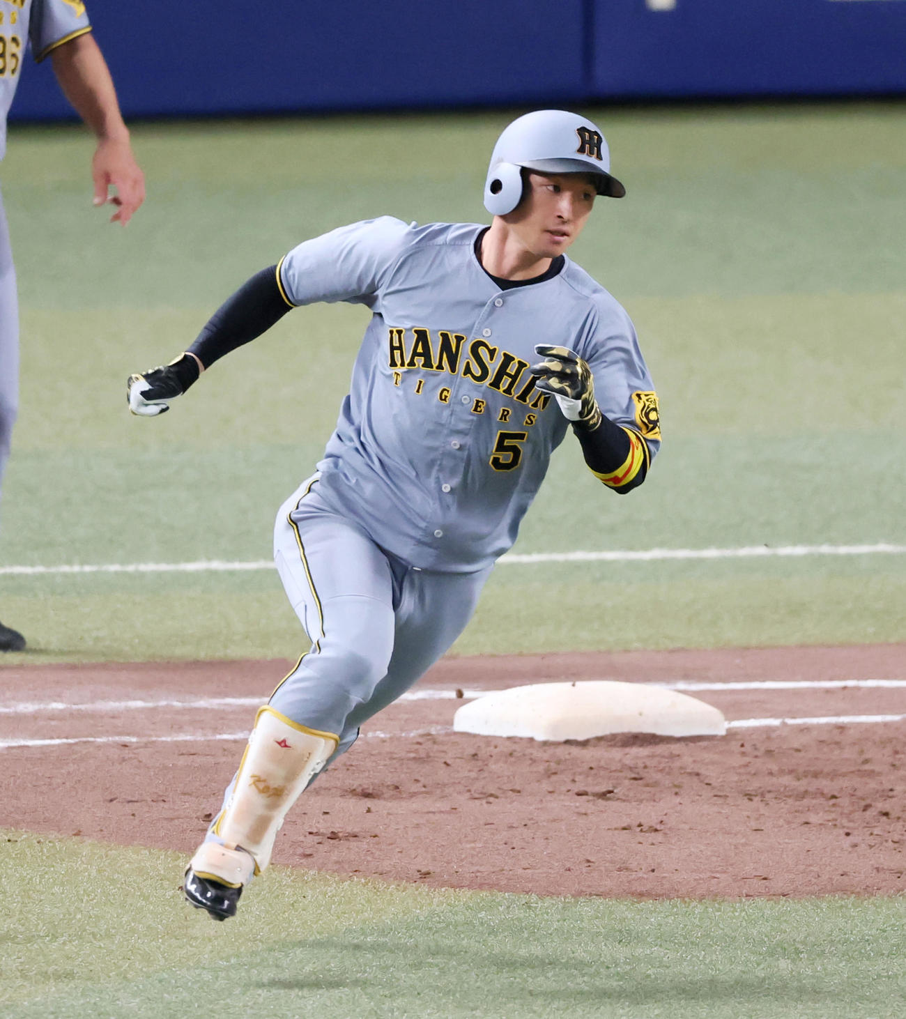 中日対阪神　7回表阪神無死一、二塁、近本は右越え適時二塁打を放つ（撮影・加藤哉）
