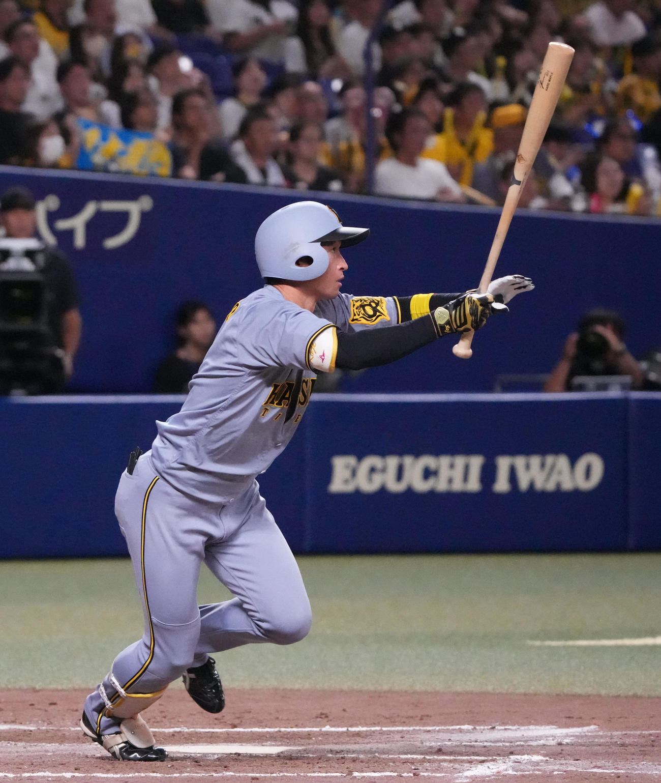中日対阪神　9回表阪神無死、右中間へ三塁打を放つ近本（撮影・森本幸一）