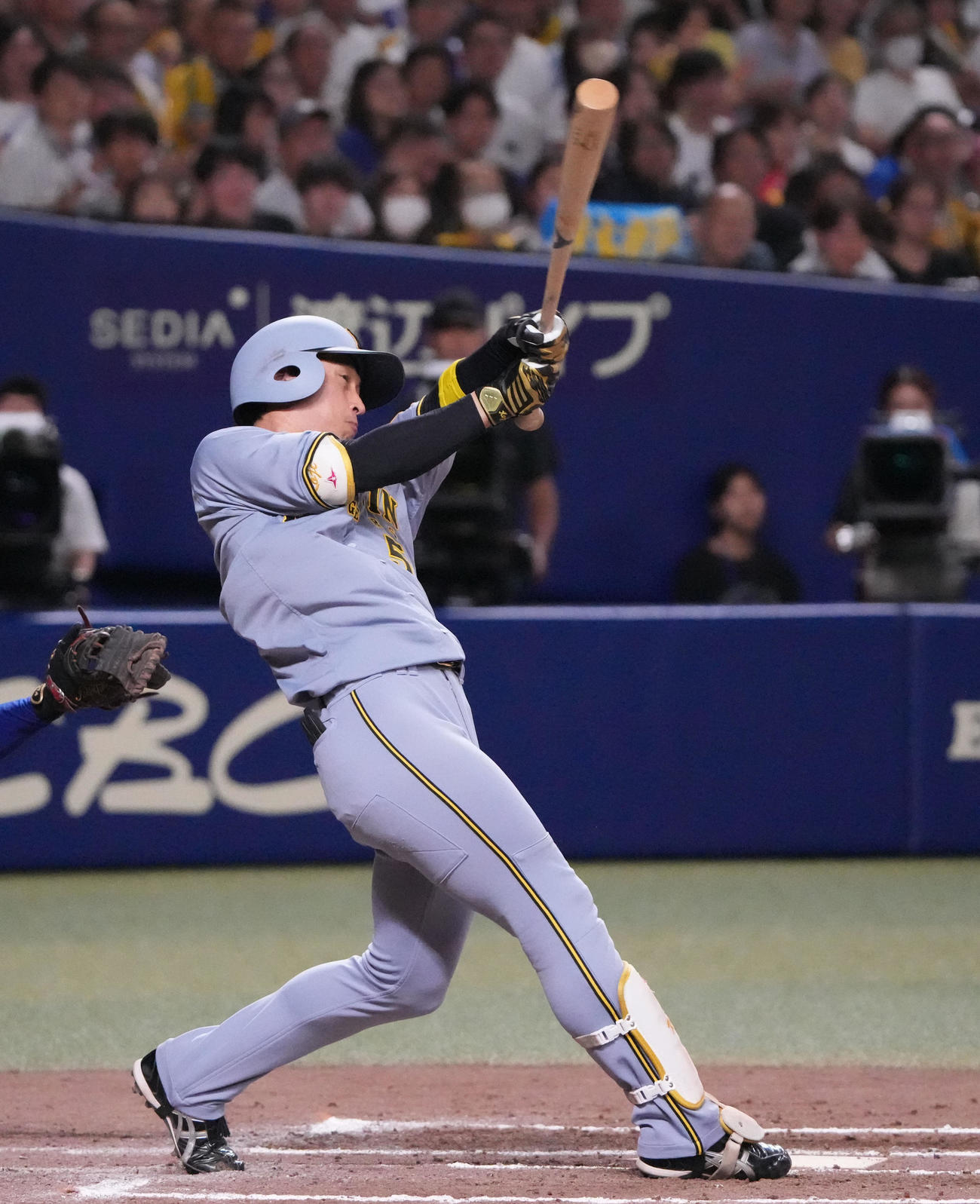 中日対阪神　7回表阪神無死一、二塁、右適時二塁打を放つ近本（撮影・森本幸一）