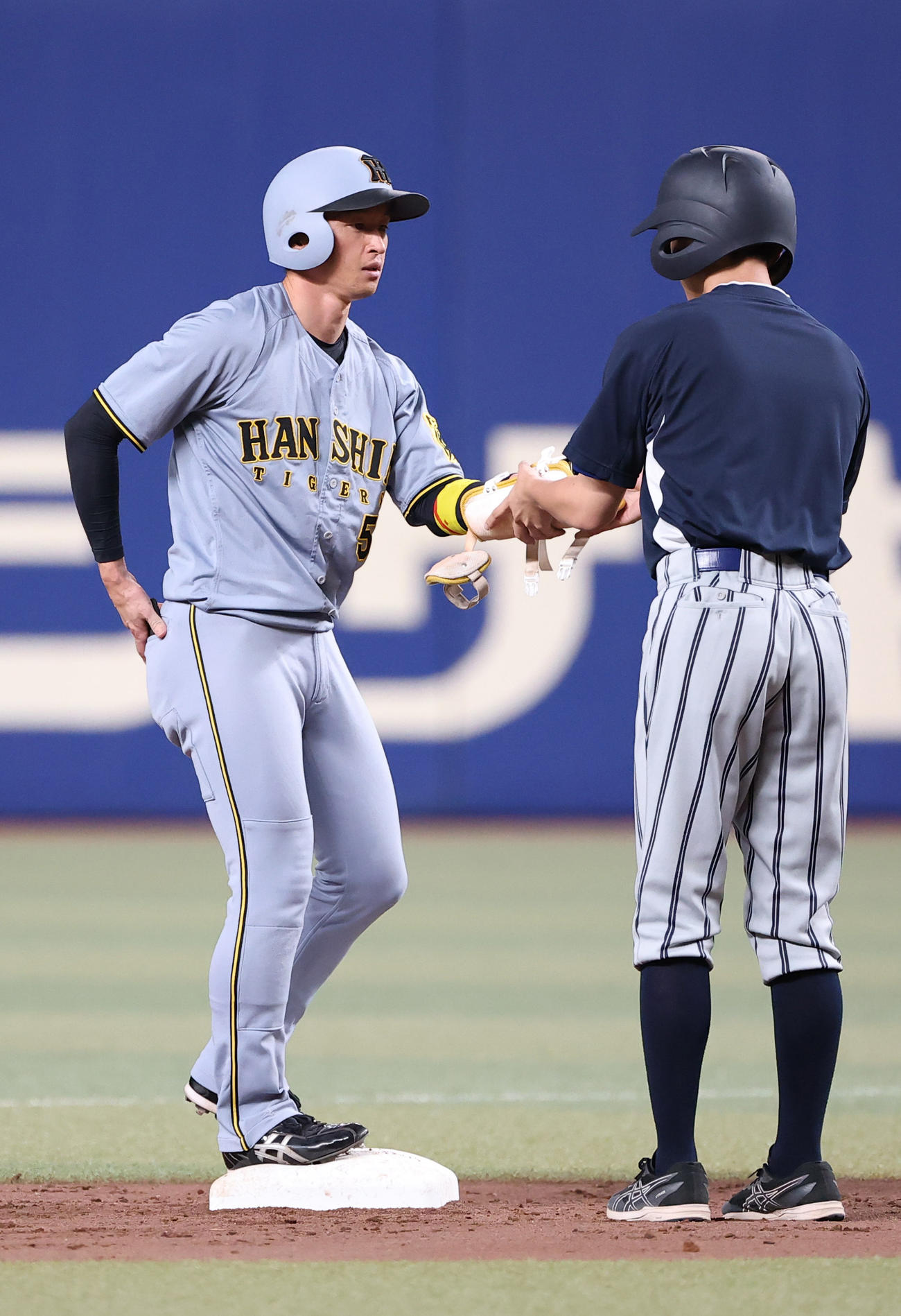 中日対阪神　7回表阪神無死一、二塁、近本は適時二塁打を放つ（撮影・上田博志）
