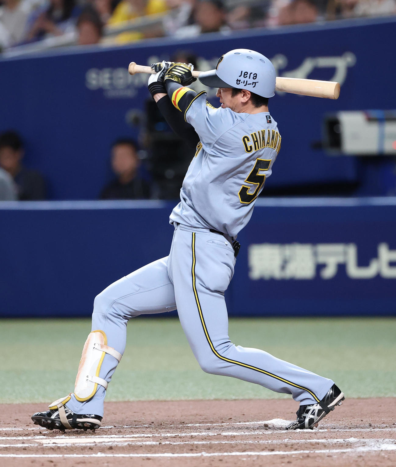 中日対阪神　7回表阪神無死一、二塁、近本は適時二塁打を放つ（撮影・上田博志）